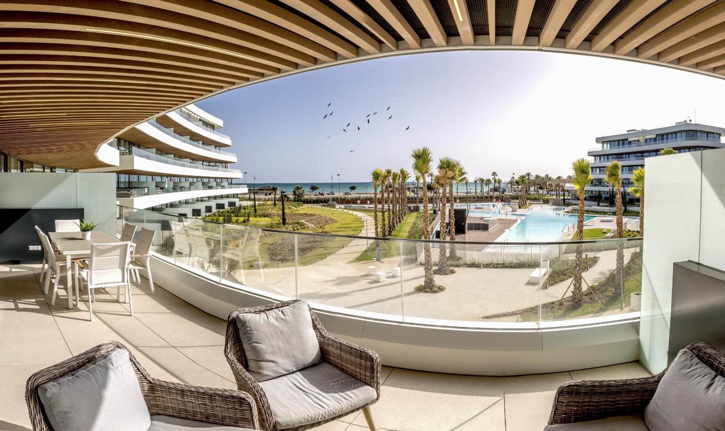 ViVi Homes - Rembrandt Pool, Sauna, Gym & Sea View