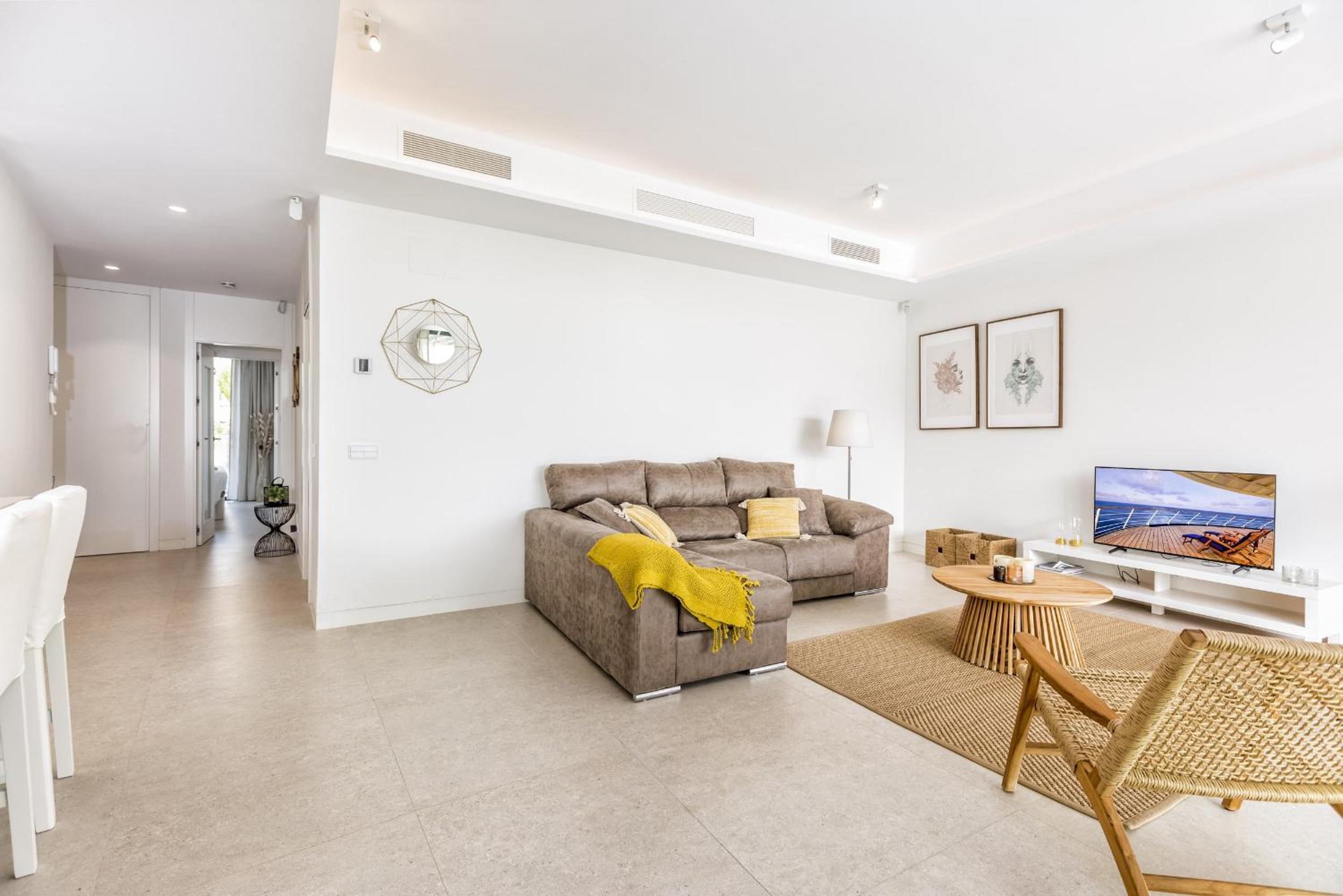 ViVi Homes - Rembrandt Pool, Sauna, Gym & Sea View