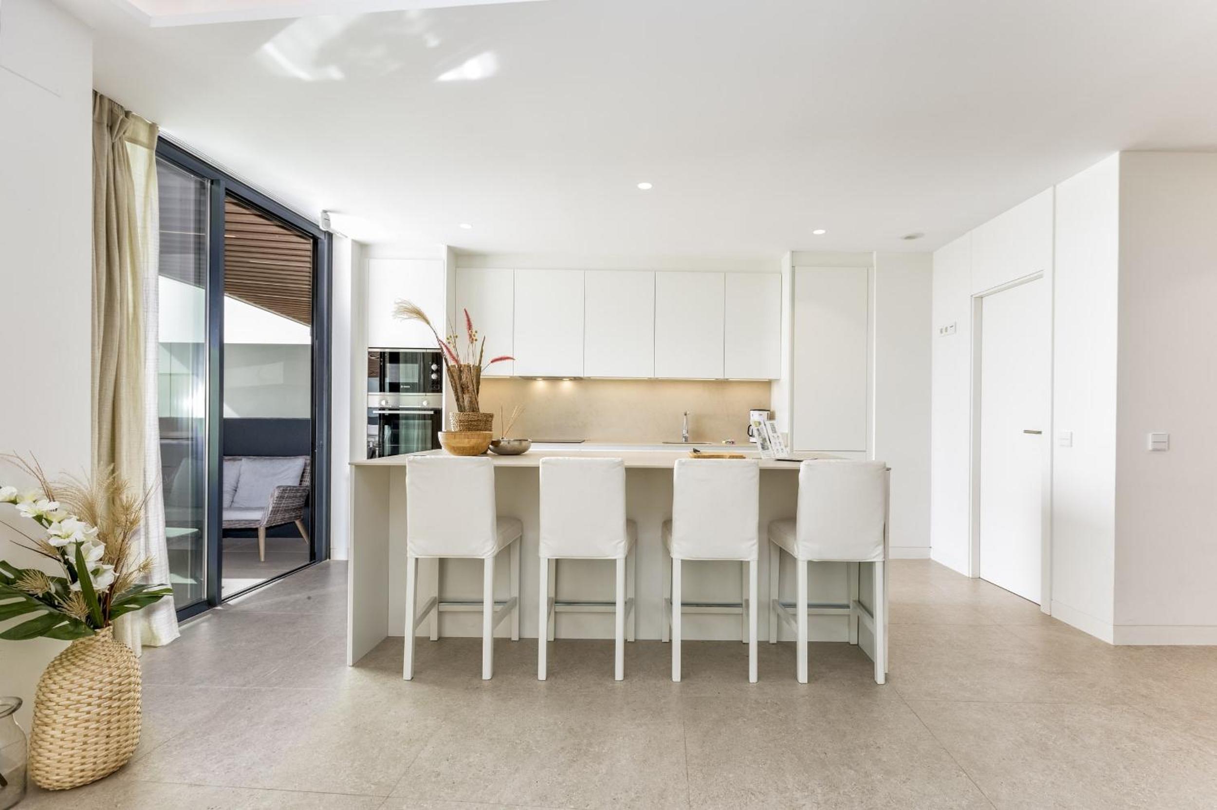 ViVi Homes - Rembrandt Pool, Sauna, Gym & Sea View