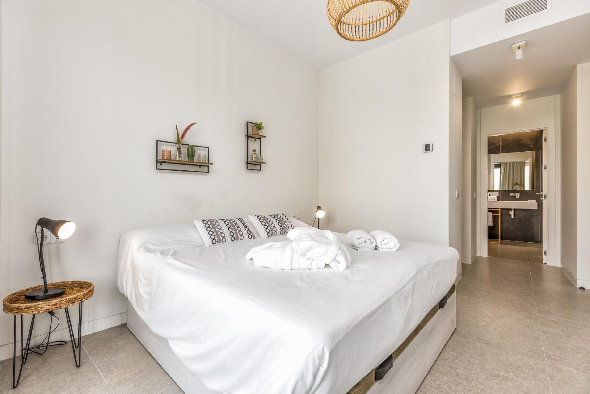 ViVi Homes - Rembrandt Pool, Sauna, Gym & Sea View