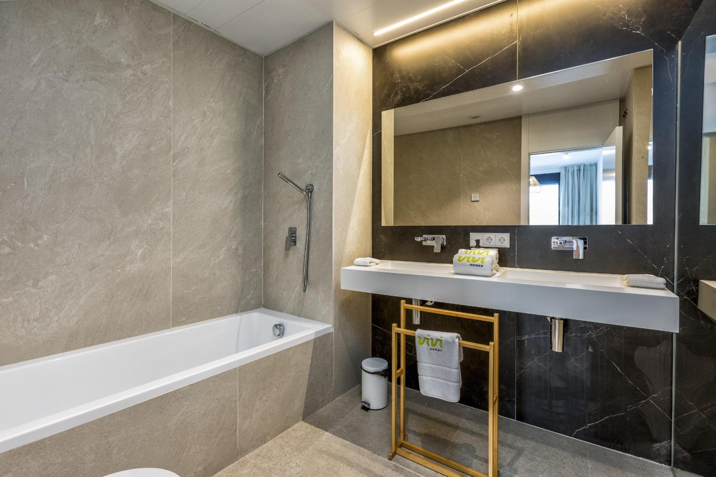 ViVi Homes - Rembrandt Pool, Sauna, Gym & Sea View