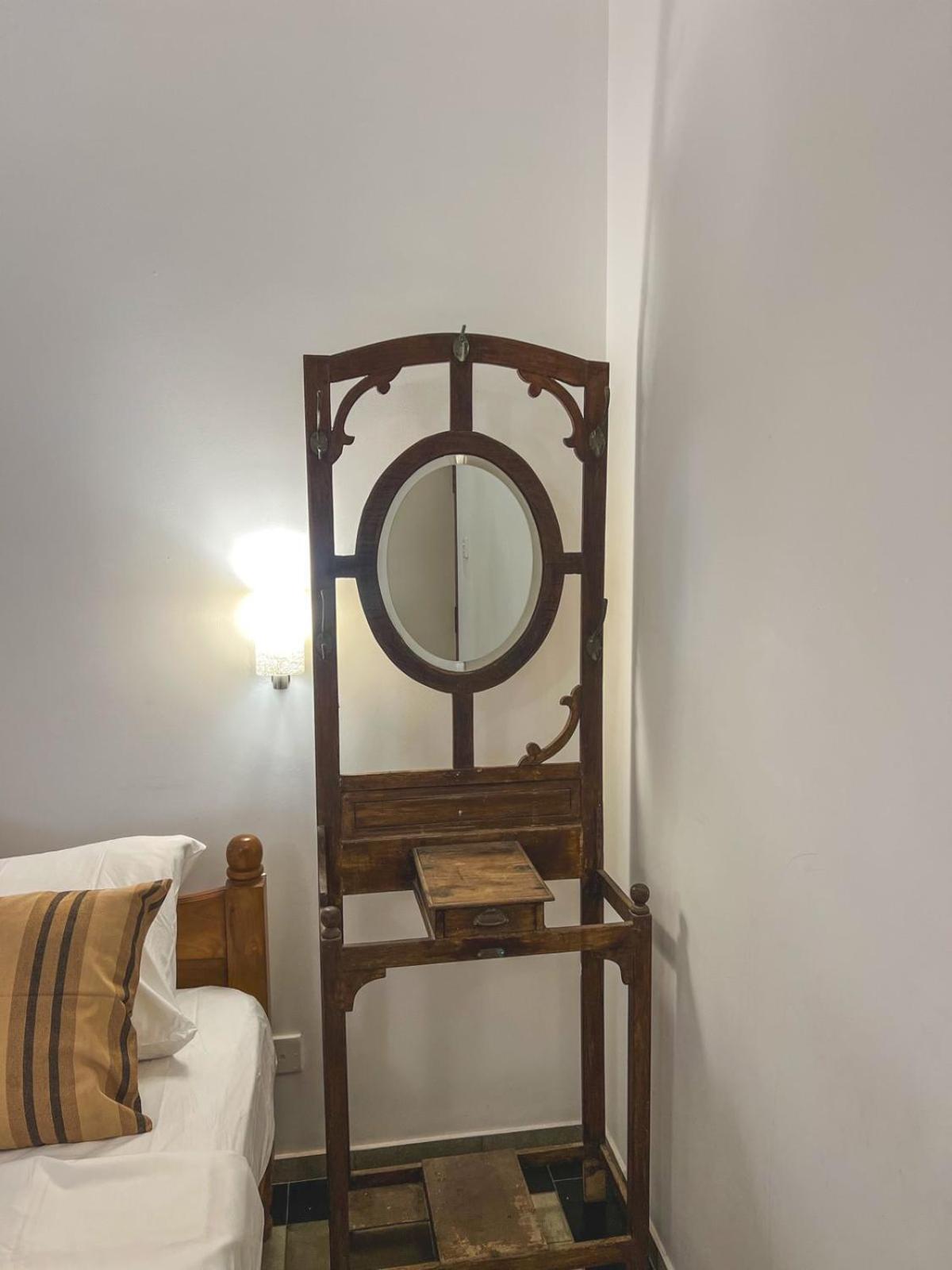 Double Room with Private Bathroom in Galle view 4