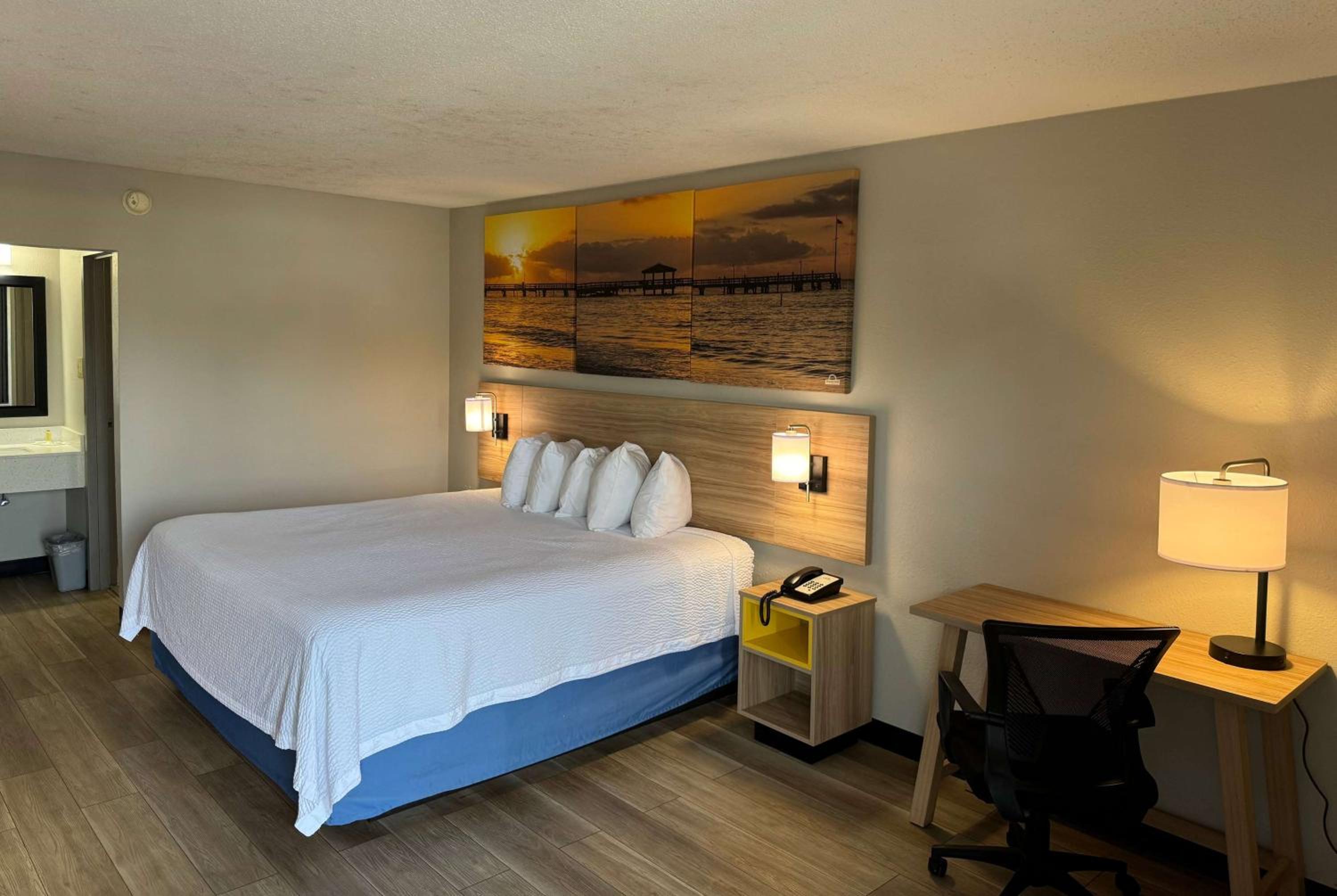 Days Inn by Wyndham Crystal River view 3