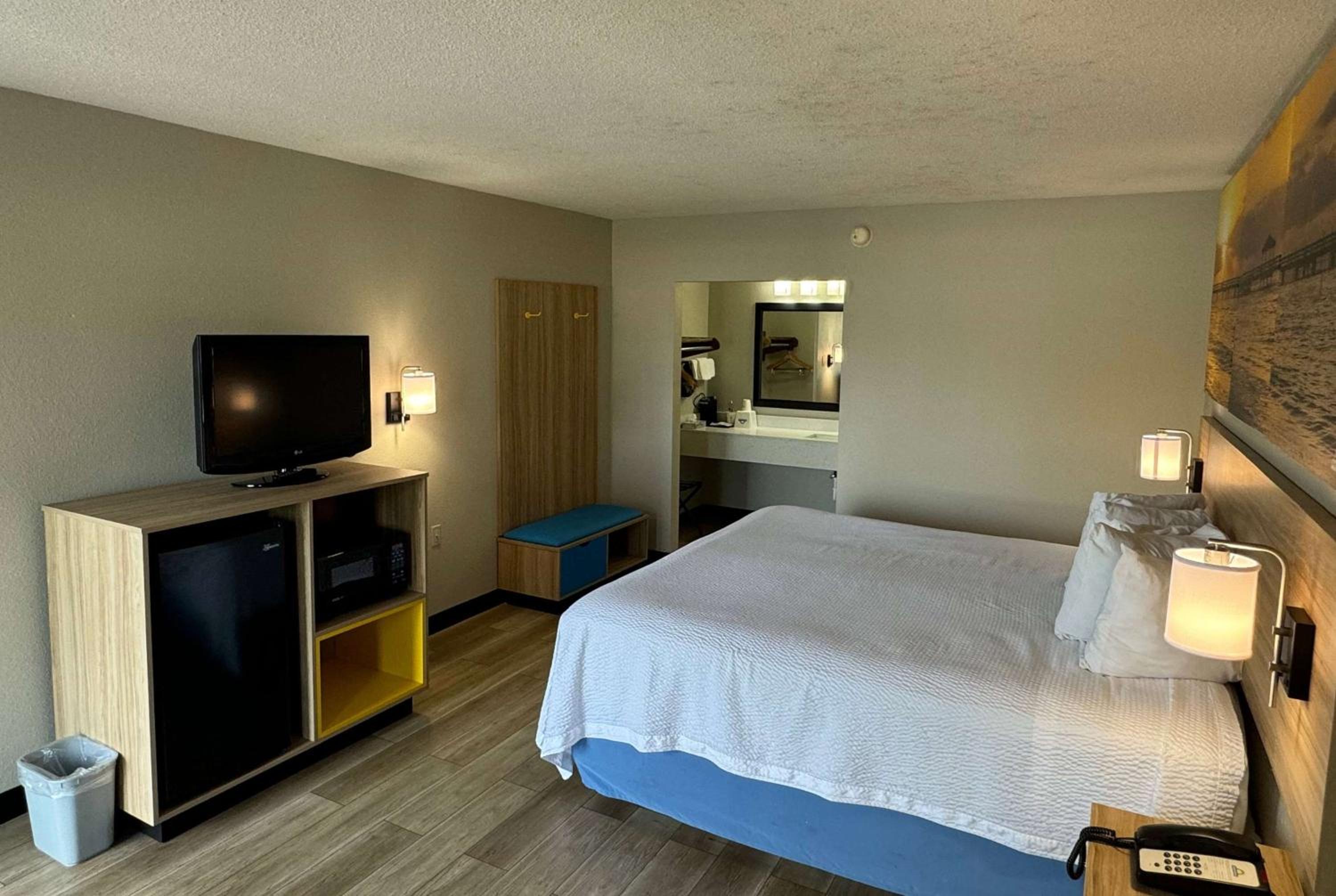 Days Inn by Wyndham Crystal River view 4