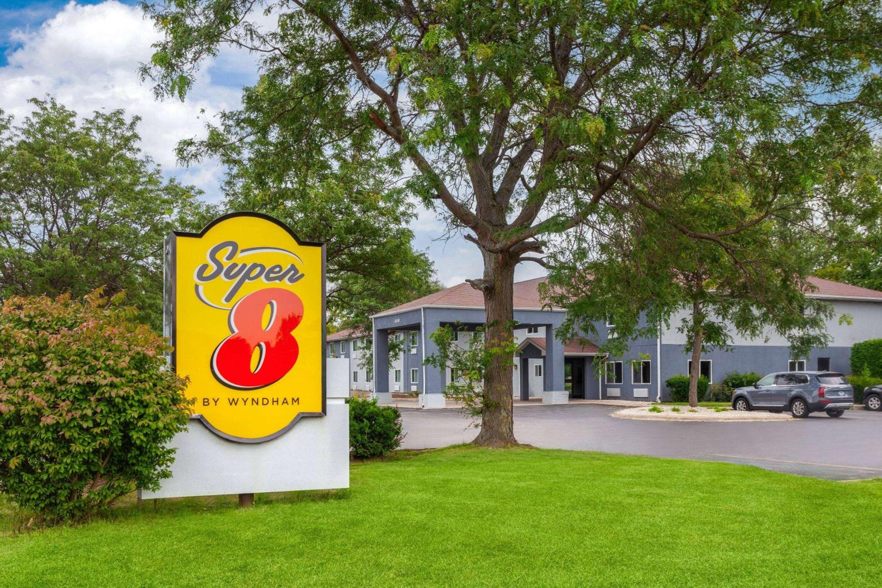 Super 8 by Wyndham McHenry Fox Lake Area view 3