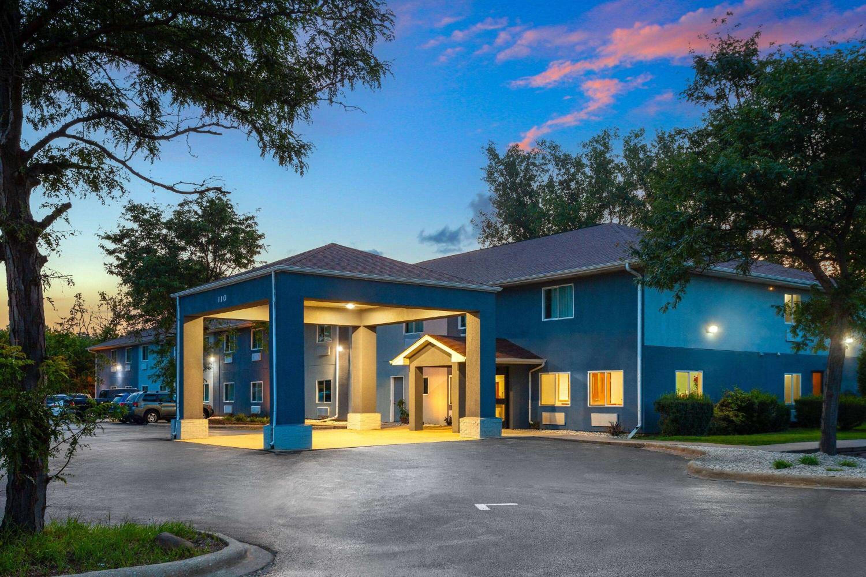 Super 8 by Wyndham McHenry Fox Lake Area view 4