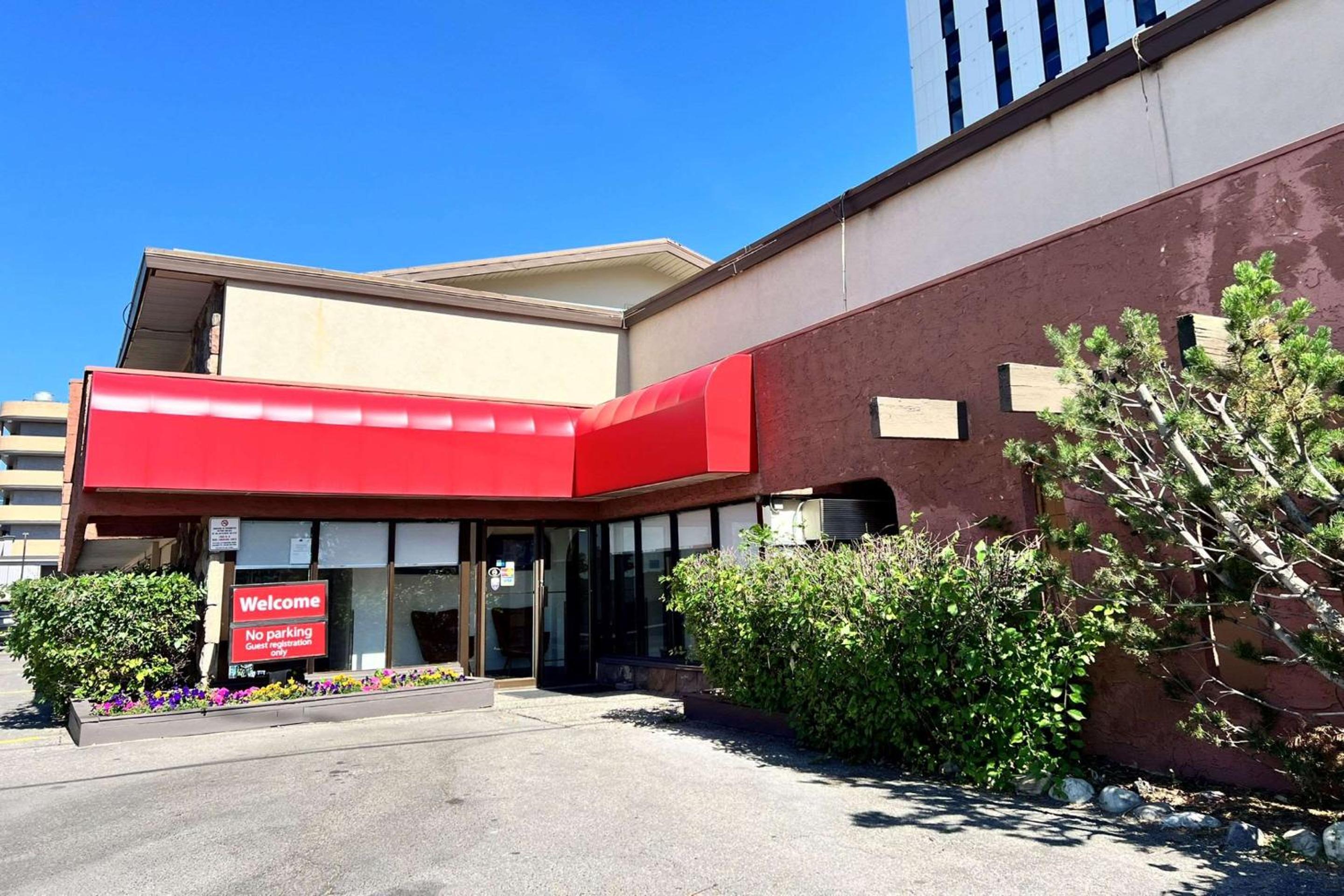 Econo Lodge Motel Village - Image 4