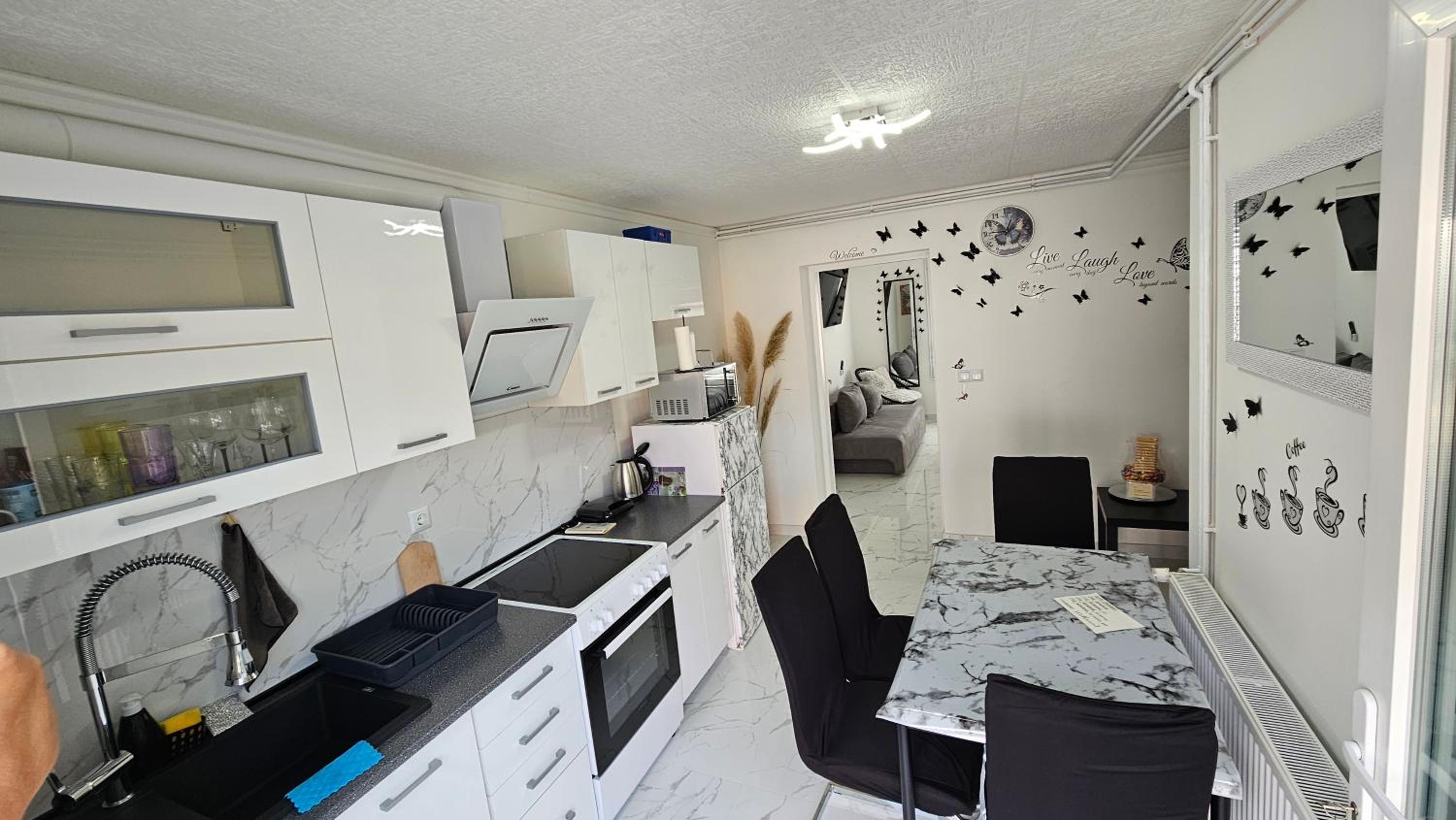 ENA 1&2 apartments-free parking 2200 m2-truck,trailer,boats friendly-EASY D1 access