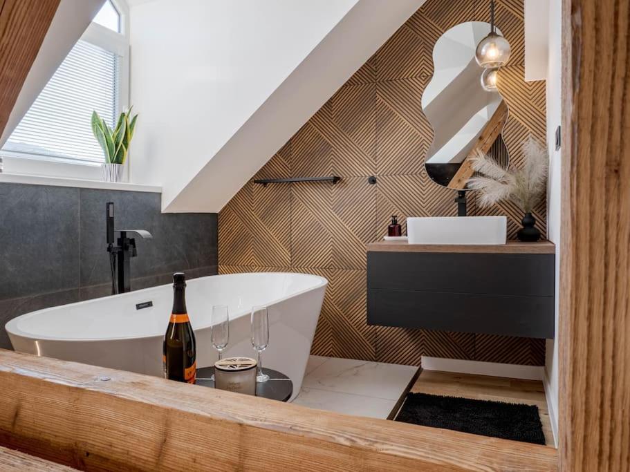 Apartmán Loft l Main Square Stay with Luxury Bath view 5