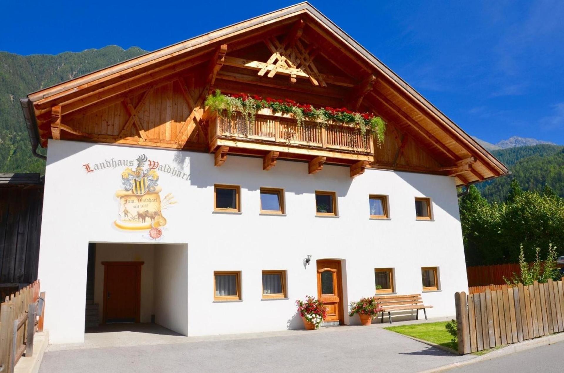Appartement vor toller Gebirgskulisse mit Kamin