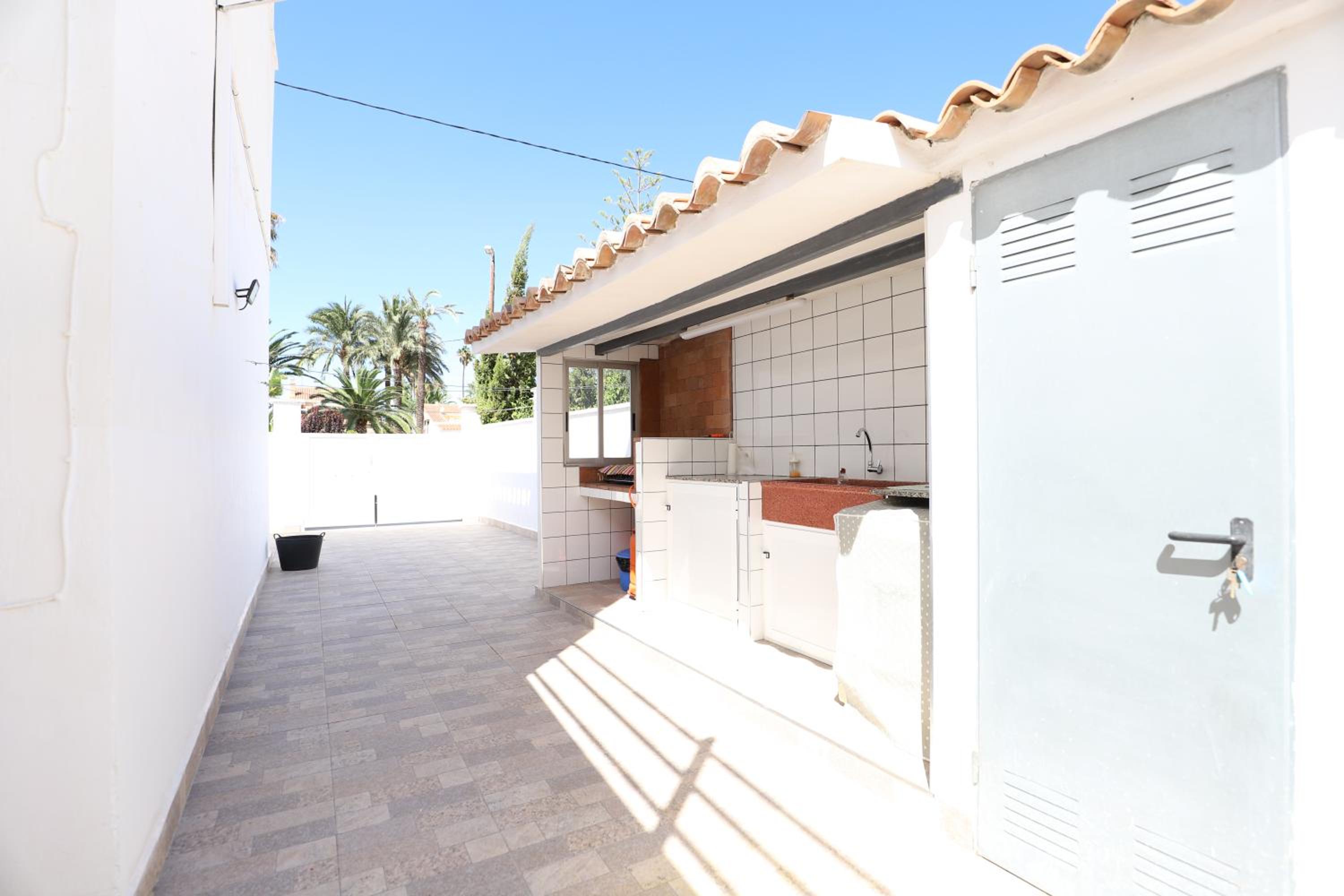2 apartamentos en una excelente villa de playa compartiendo Piscina y Jardín view 4