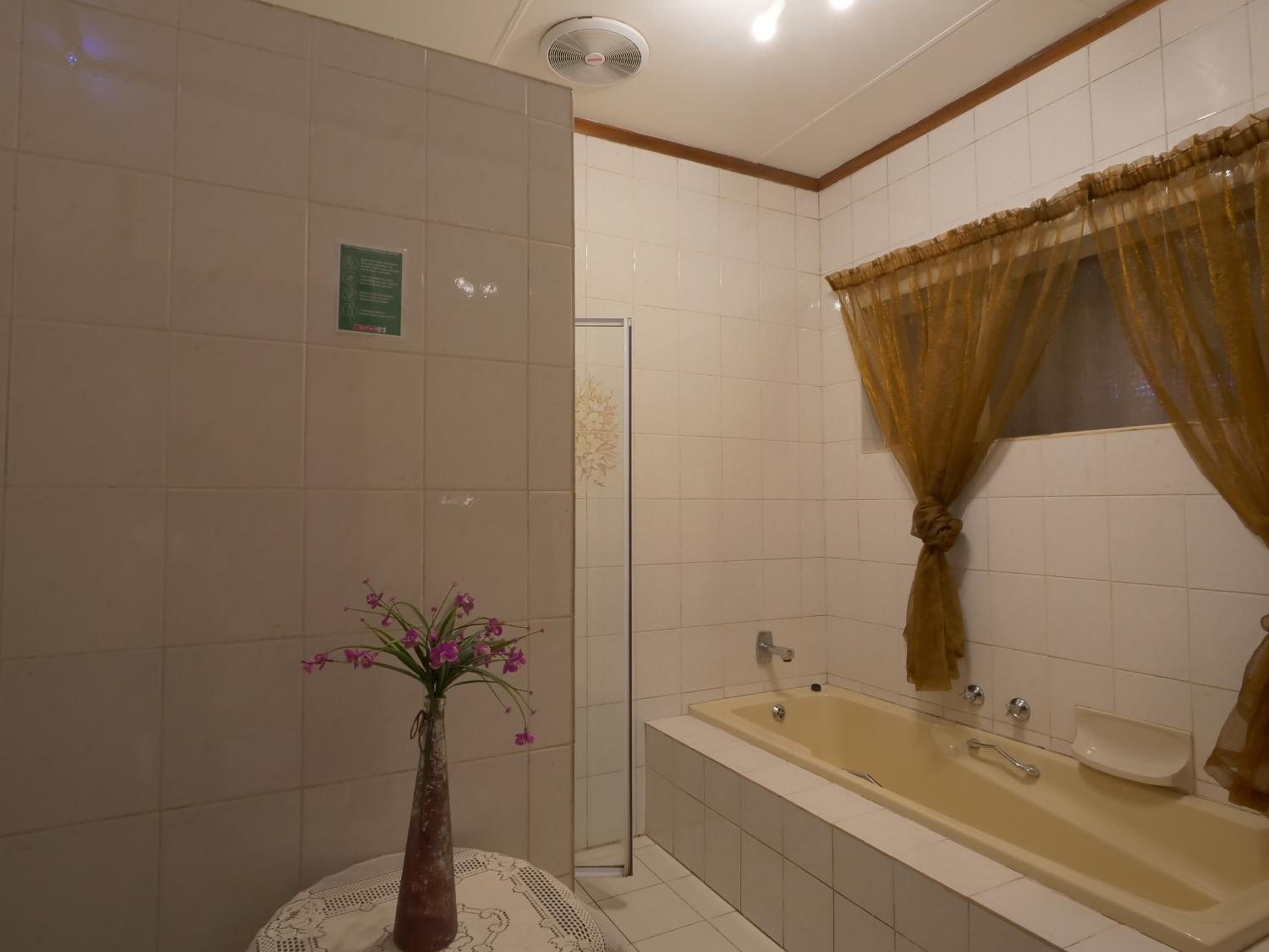 Autumn Breeze Manor Guest House