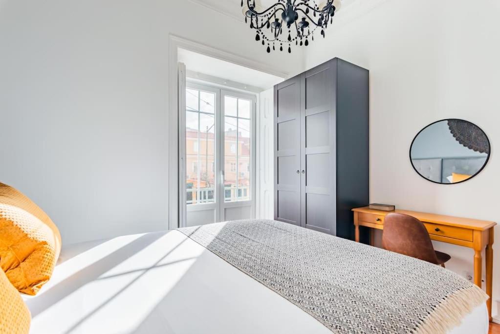 Elegant 2BR + Gourmet Kitchen | Mid-Term Lisbon view 3