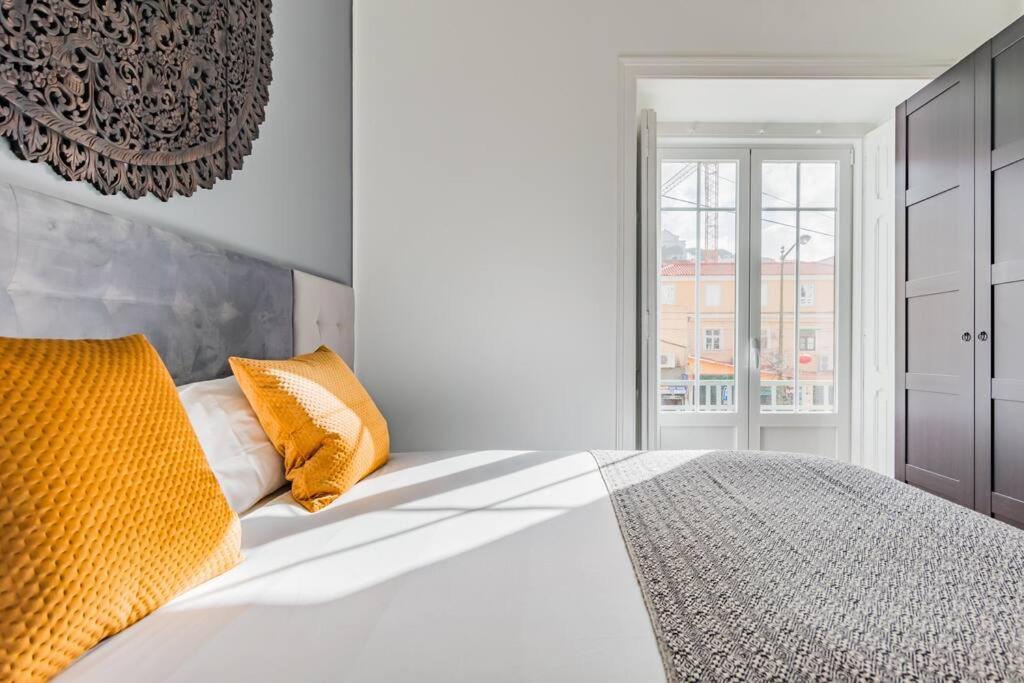Elegant 2BR + Gourmet Kitchen | Mid-Term Lisbon view 2