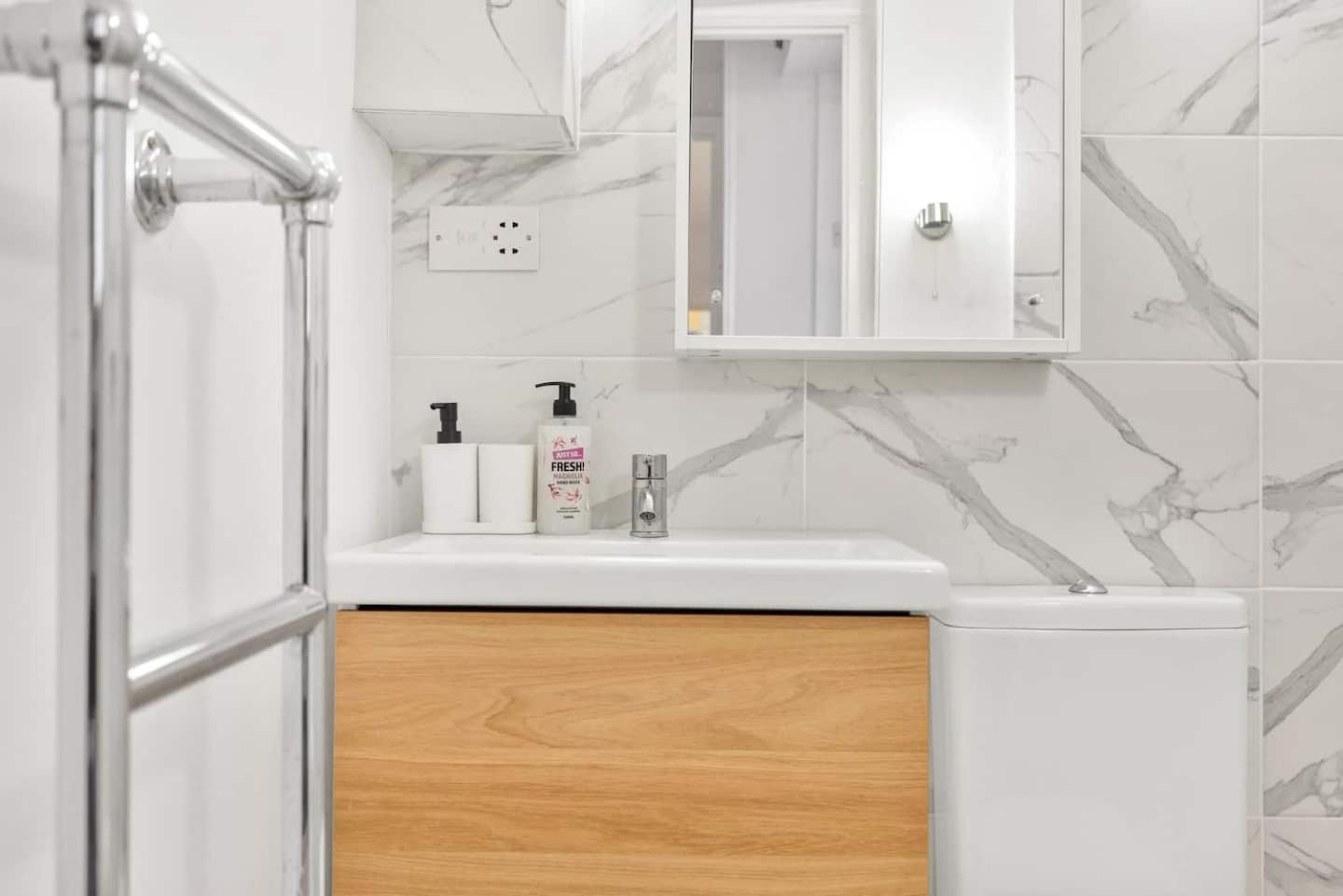 Kensington 3BR Victorian Flat Sleeps 7 Tube