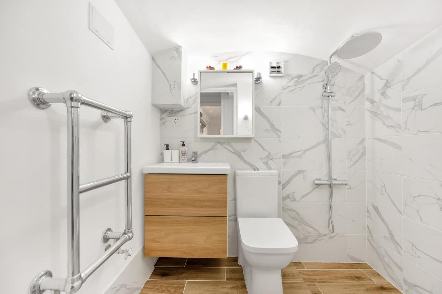 Kensington 3BR Victorian Flat Sleeps 7 Tube