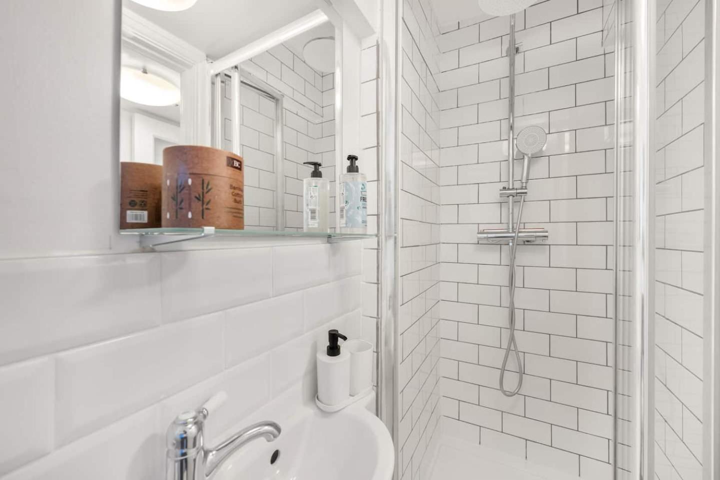 Kensington 3BR Victorian Flat Sleeps 7 Tube