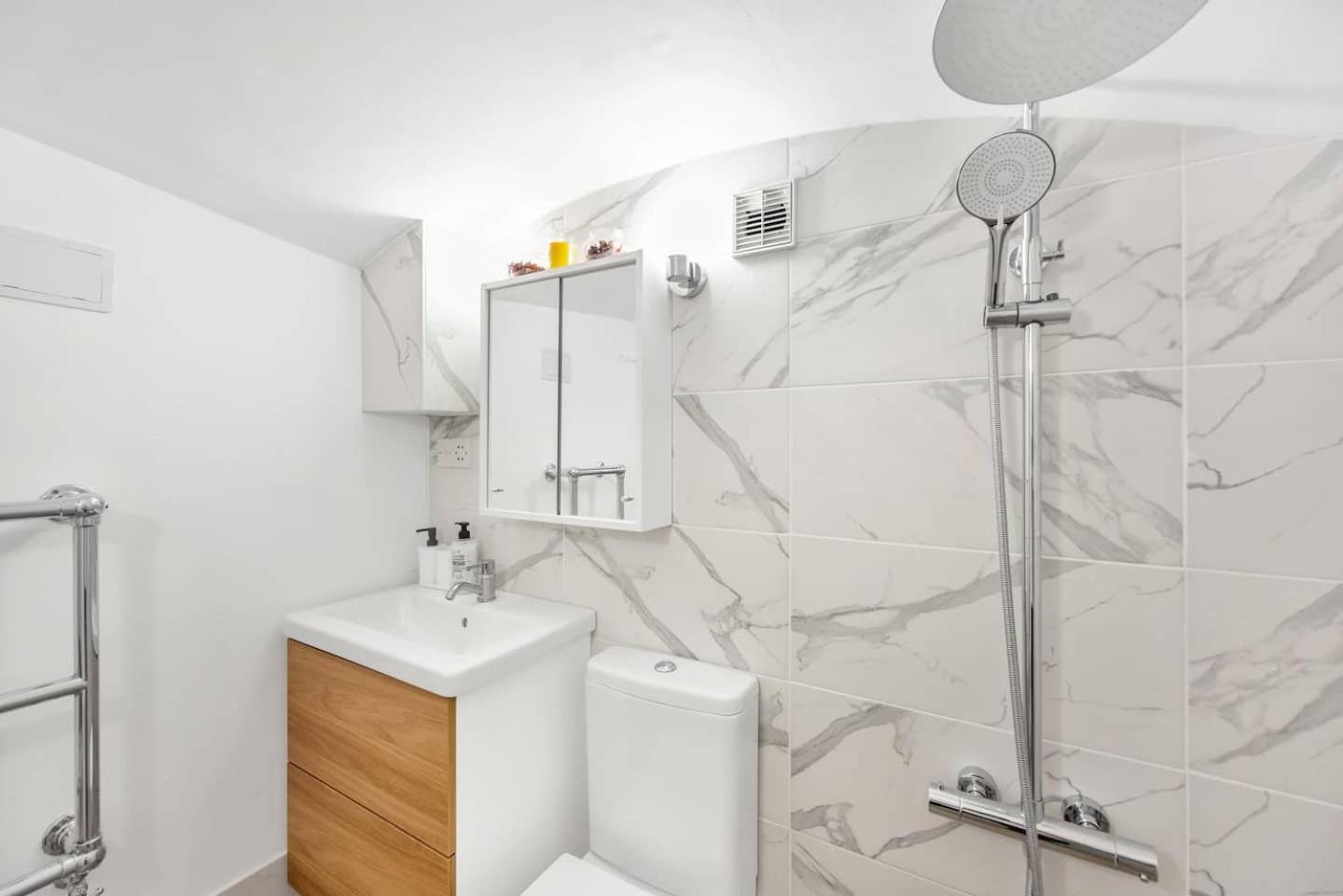 Kensington 3BR Victorian Flat Sleeps 7 Tube