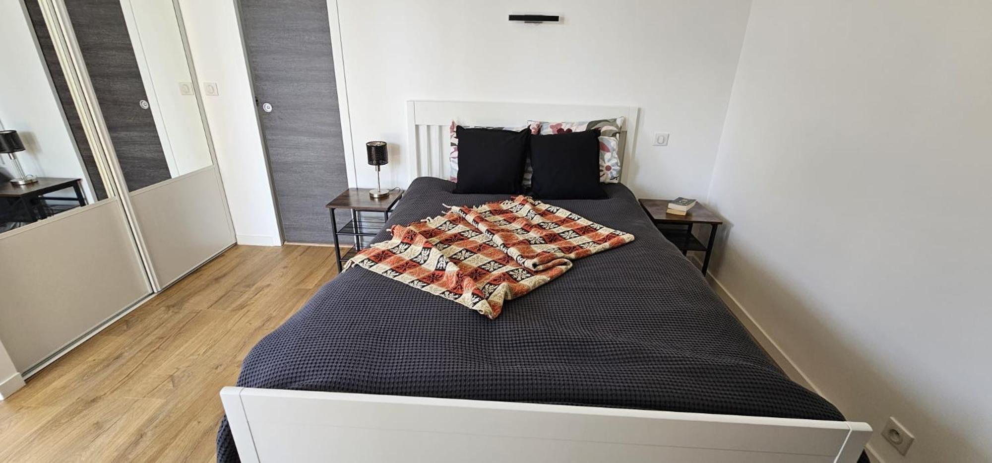 Cannes Sea View, by Beach, Private Room in Shared 3-Bedroom Apartment, Private Bathroom & Balcony,, Chambre avec salle de bain privative & balcon, chez l'h