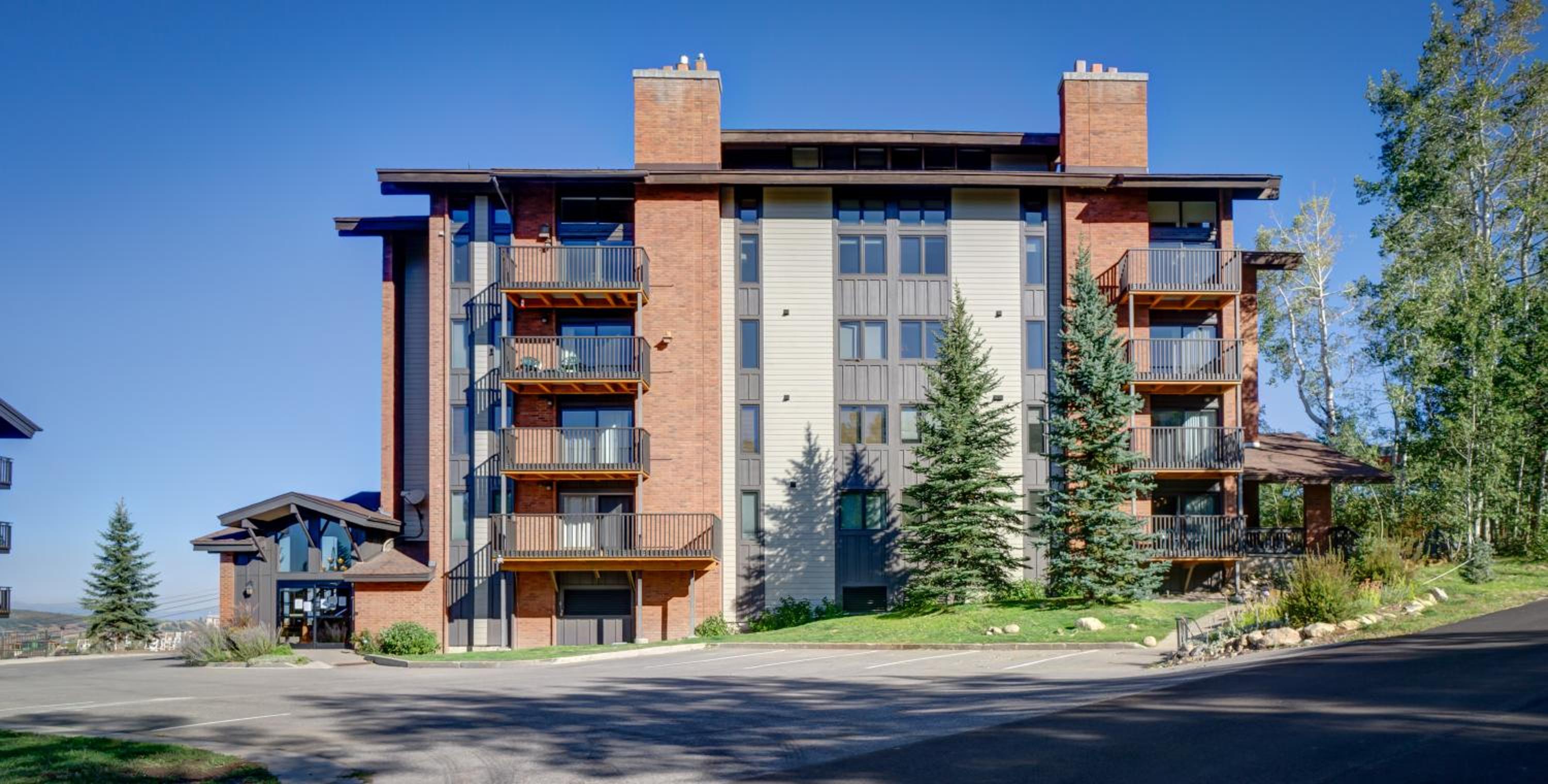 Bear Claw 301 - True Ski-in Ski-out Access, Gondola Views & Winter Shuttle! view 4