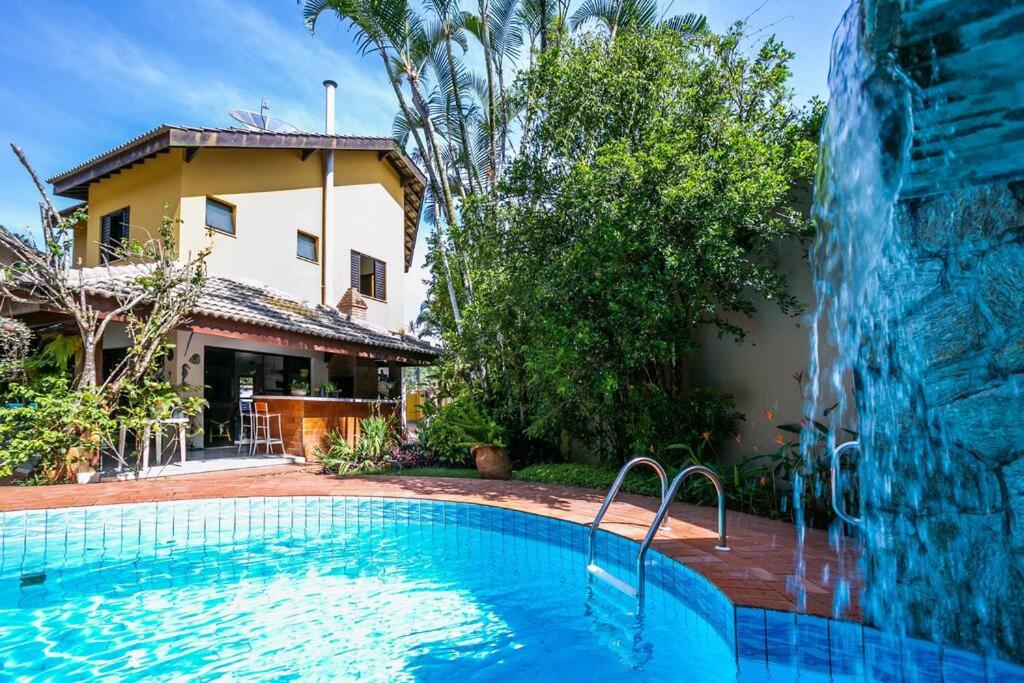 Casa maravilhosa c piscina, jardim, churrasqueira