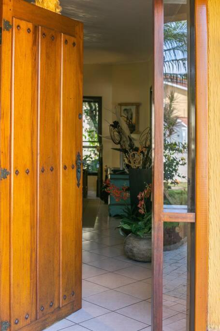 Casa maravilhosa c piscina, jardim, churrasqueira