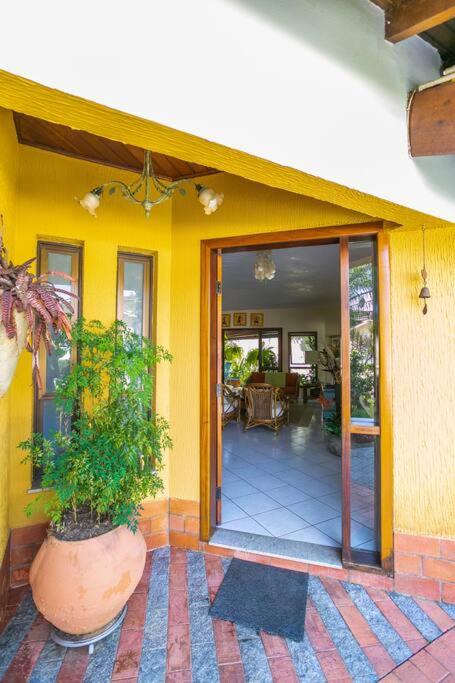 Casa maravilhosa c piscina, jardim, churrasqueira