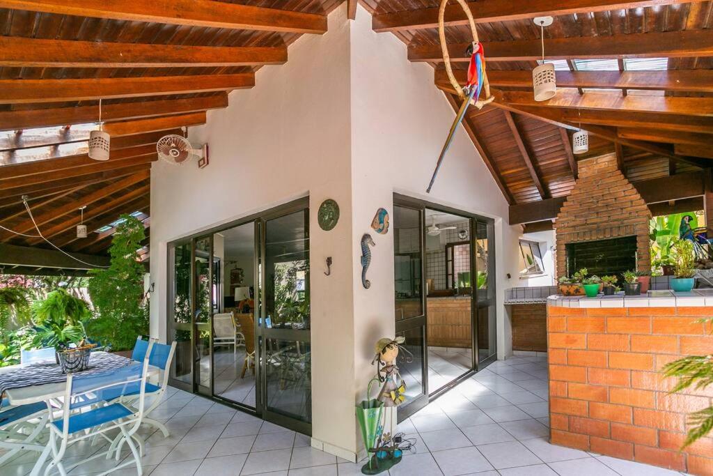 Casa maravilhosa c piscina, jardim, churrasqueira