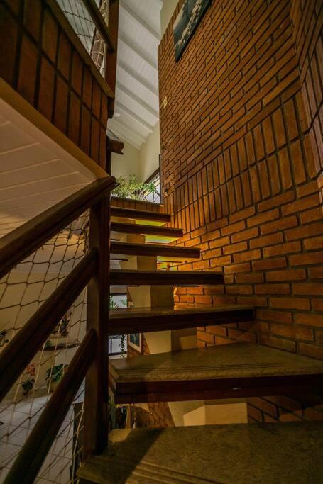 Casa maravilhosa c piscina, jardim, churrasqueira