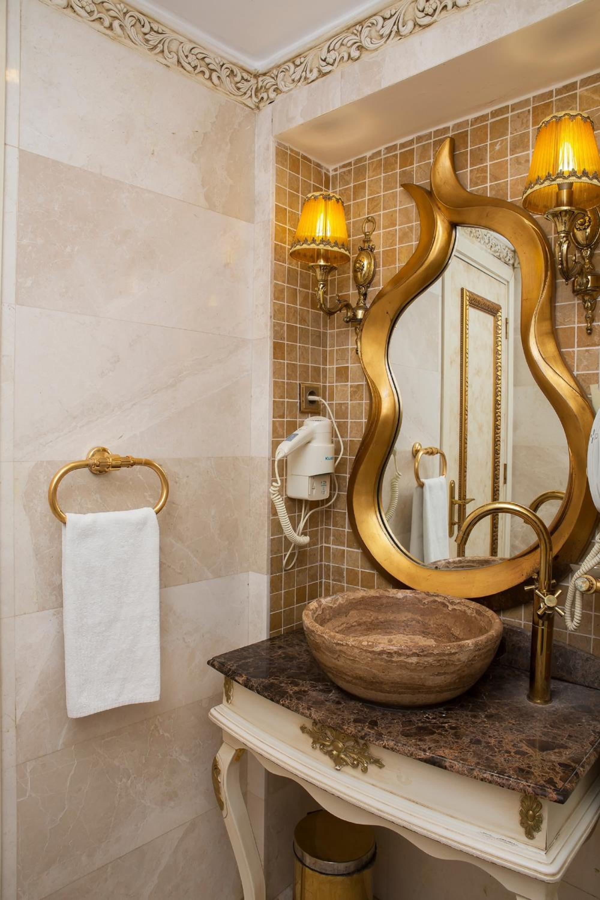 Hotel Buyuk Hamit becomes Buyuk Hamit Otel. - Image 51