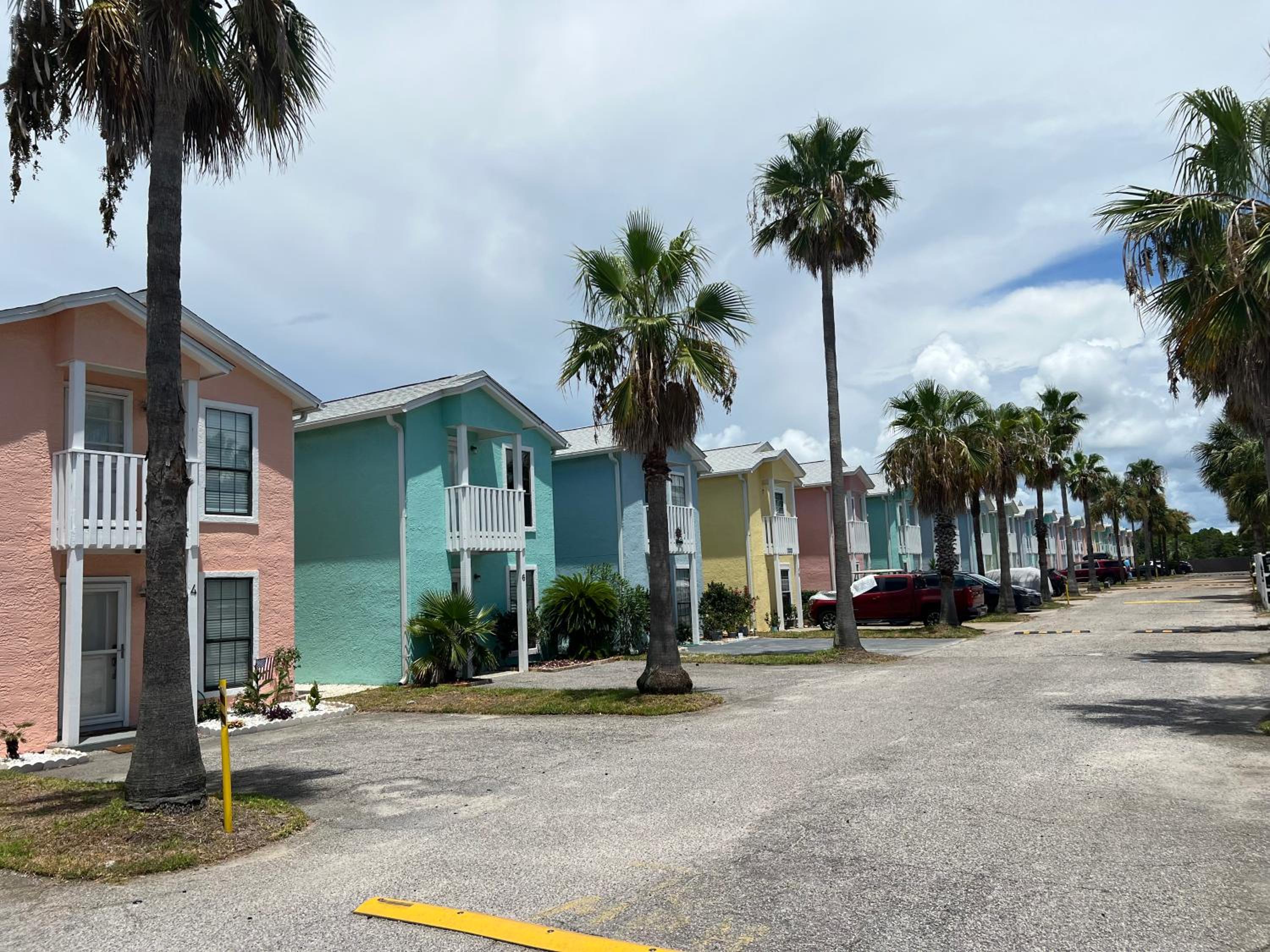 Cozy Two-Bedroom Cottage-5min walk to beach! view 4