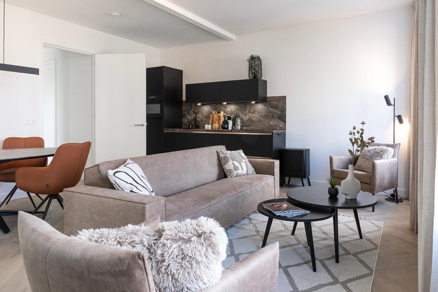 Newly Renovated XL home city center