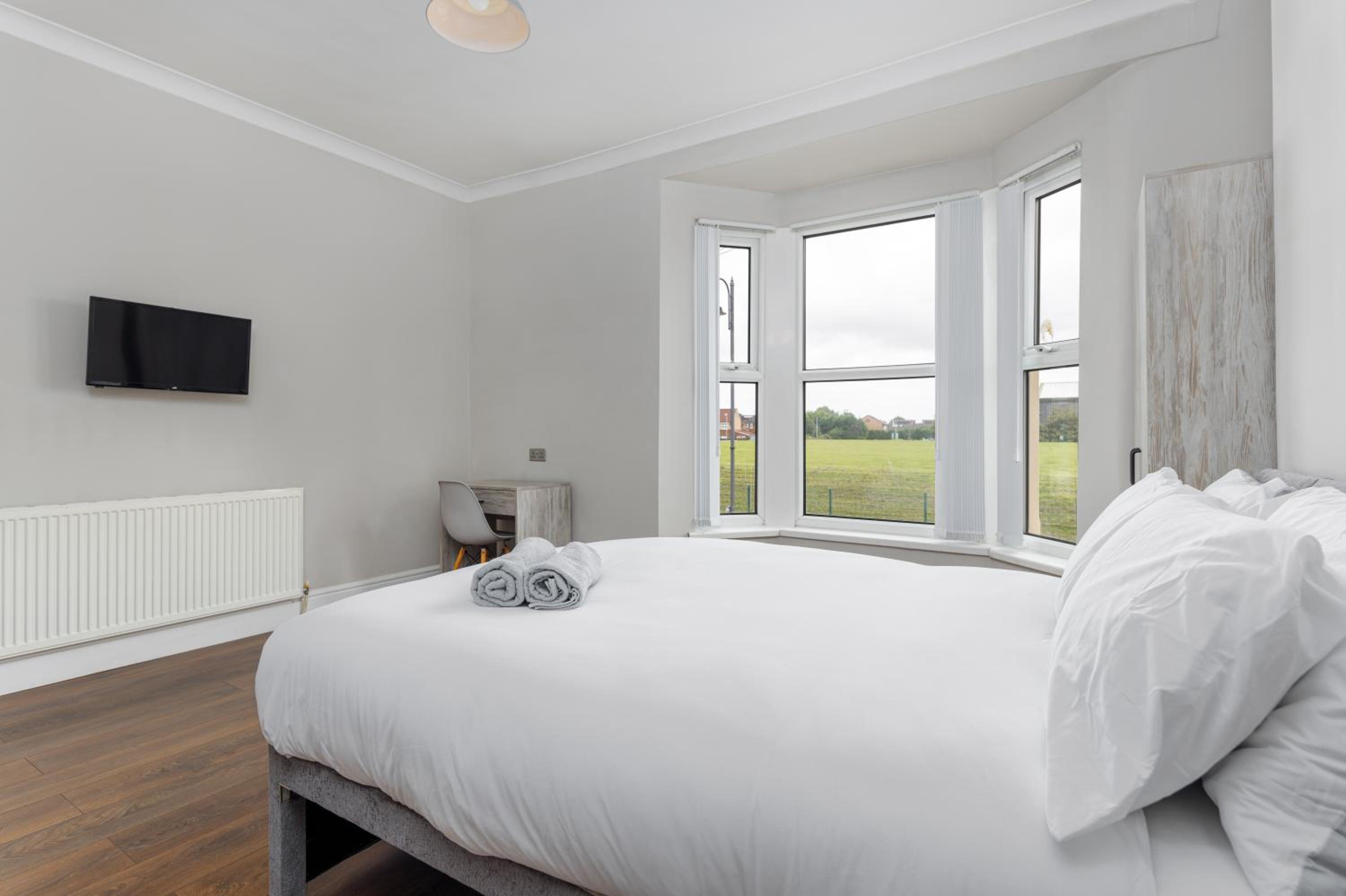 7 Bedroom House - Sleeps 14 - Close to City Centre - Free Parking, Smart TVs in every Bedroom, Fast WiFi and Self Check-In by Yoko Property view 5