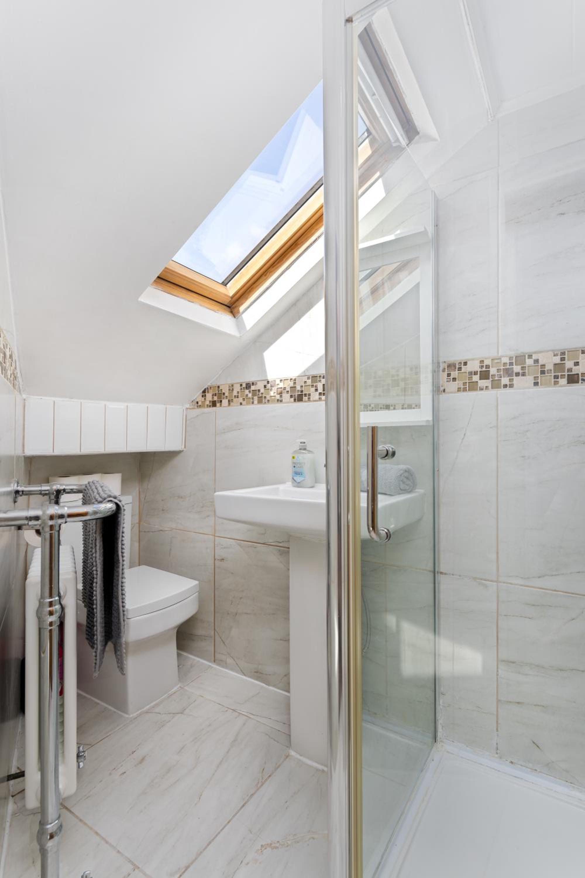 7 Bedroom House - Sleeps 14 - Close to City Centre - Free Parking, Smart TVs in every Bedroom, Fast WiFi and Self Check-In by Yoko Property view 2