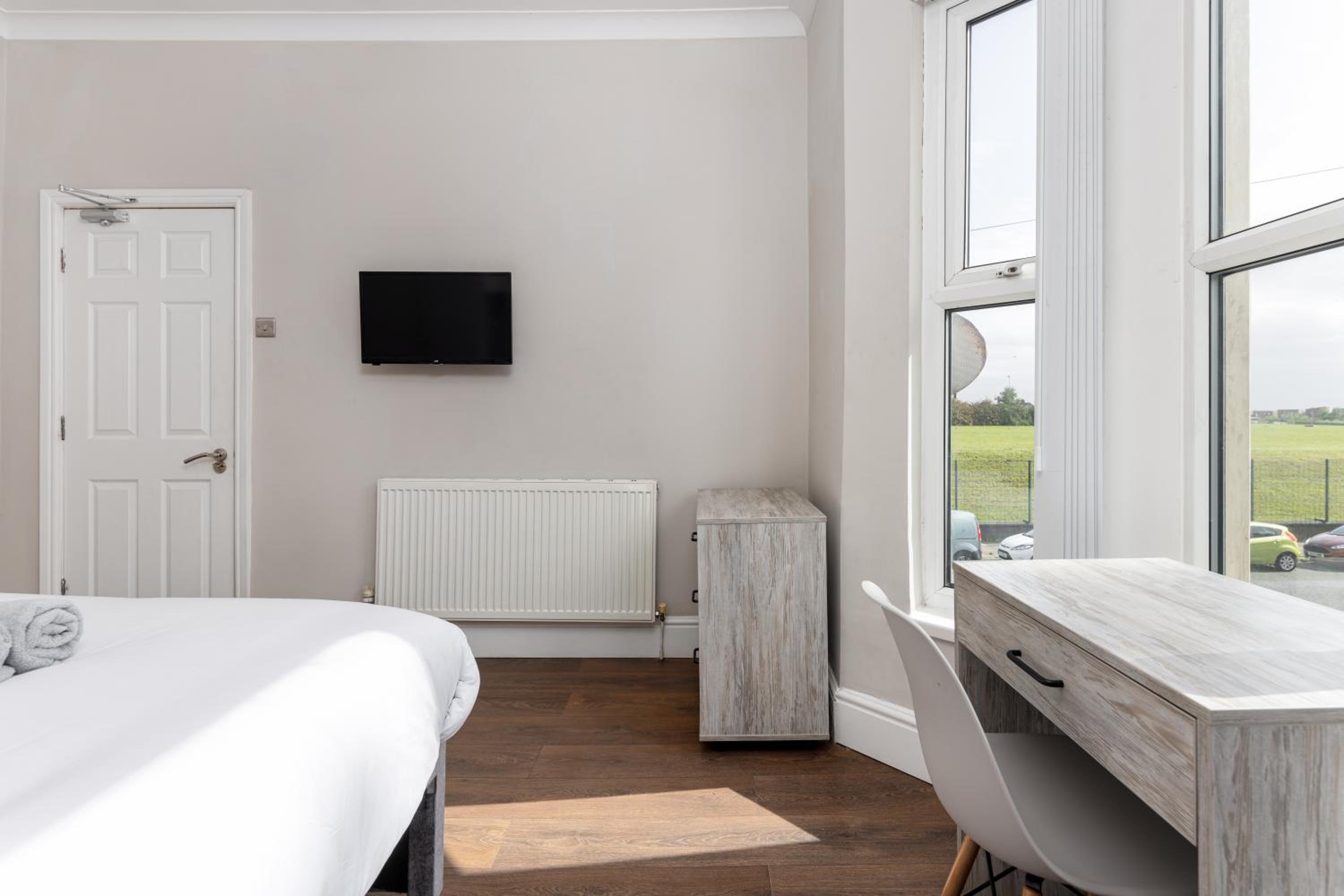 7 Bedroom House - Sleeps 14 - Close to City Centre - Free Parking, Smart TVs in every Bedroom, Fast WiFi and Self Check-In by Yoko Property view 4