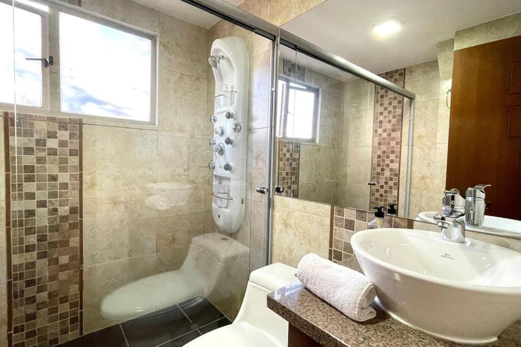 Beautiful and Cozy Apt, Great Location, Central view 2