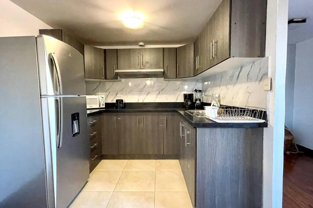 Beautiful and Cozy Apt, Great Location, Central view 3