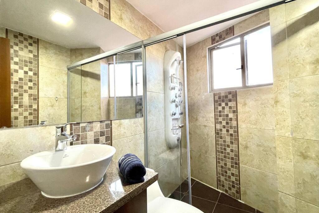 Beautiful and Cozy Apt, Great Location, Central view 5