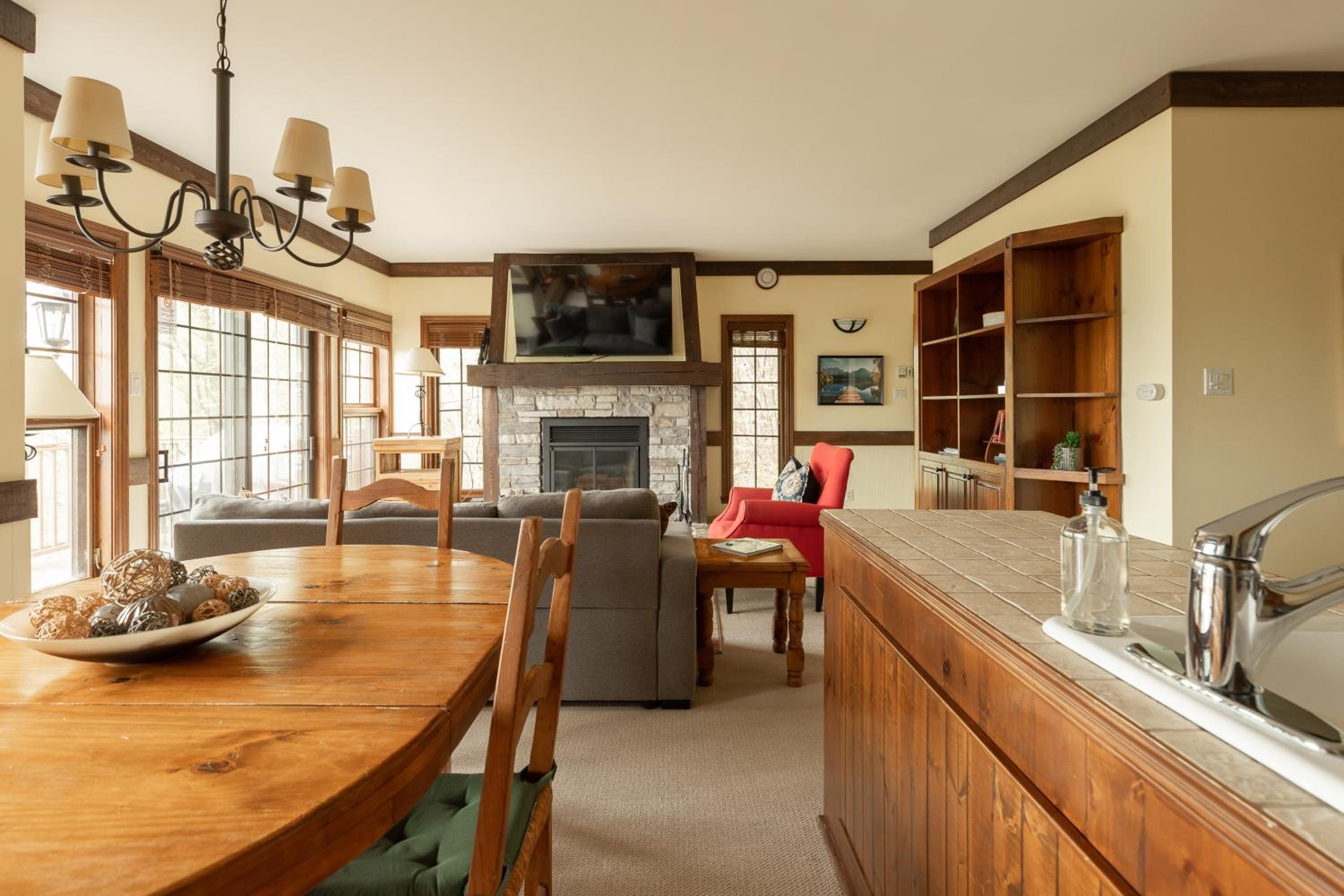 Tremblant Ski In&Out - Lake view - Wood Fireplace