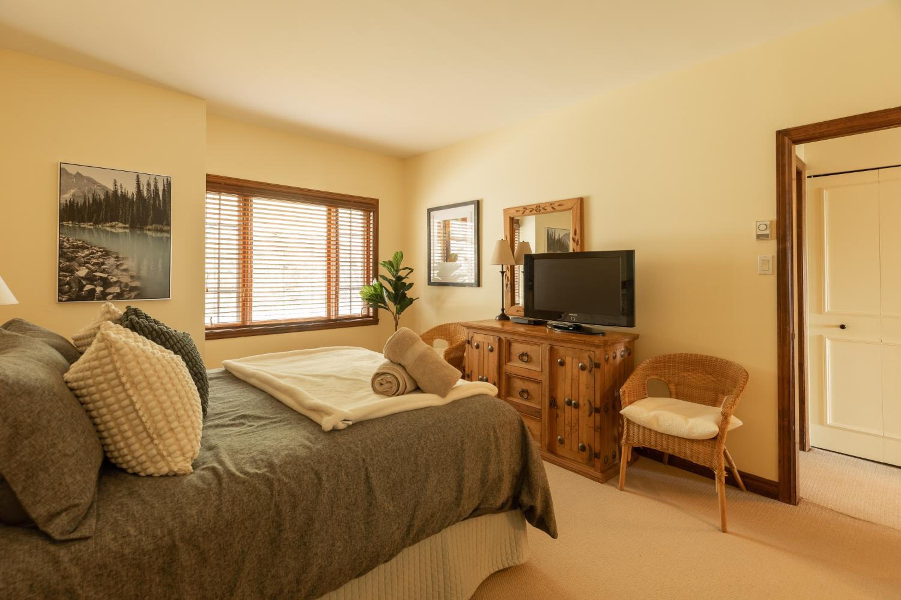 Tremblant Ski In&Out - Lake view - Wood Fireplace