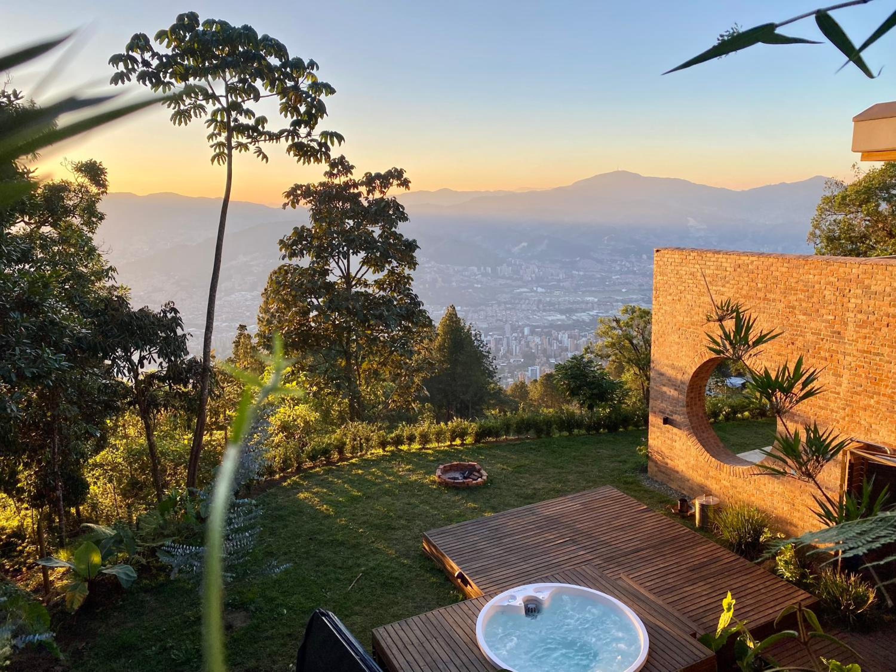 Hilltop Enchanting Villa with Stunning Views & Jacuzzi