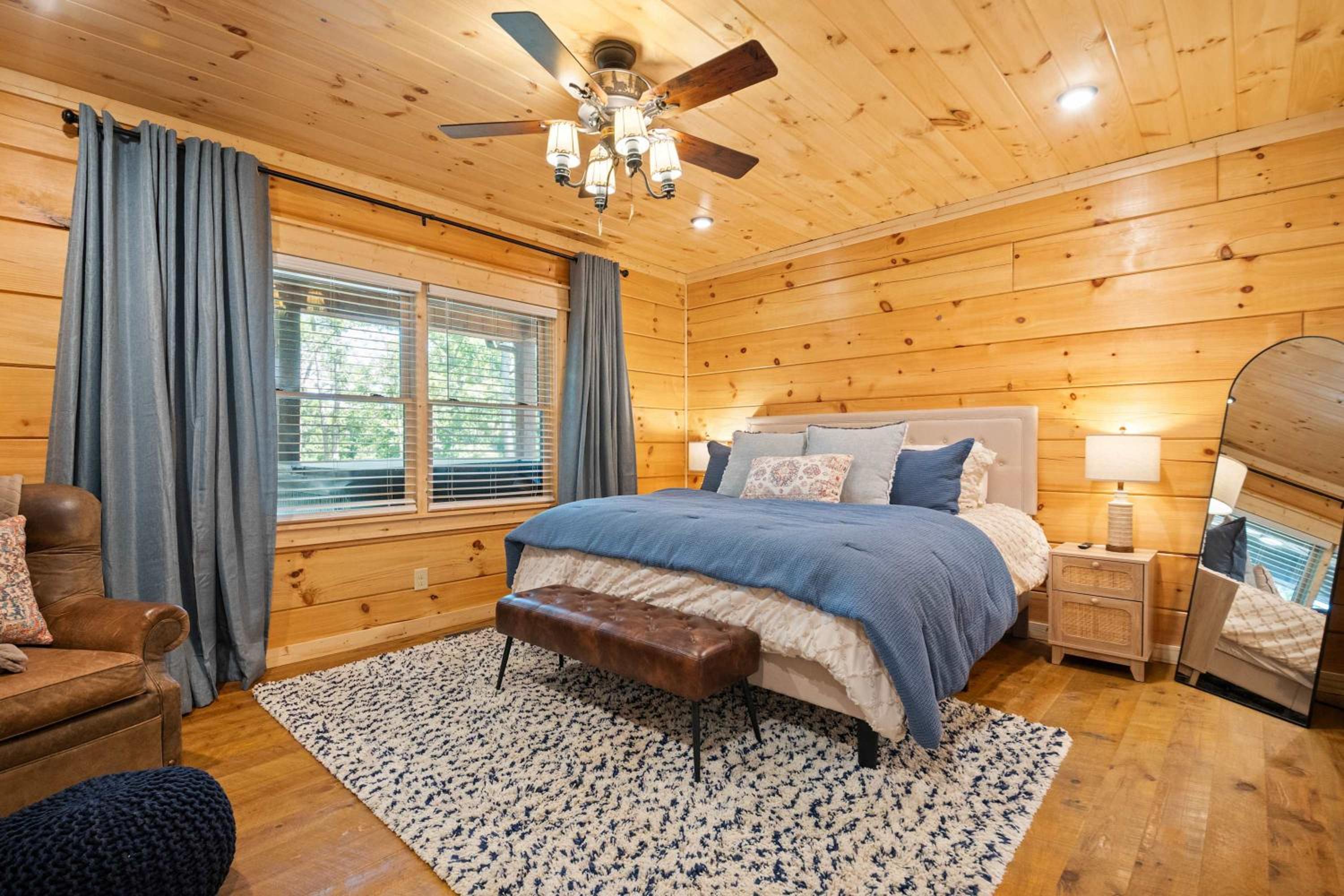 Beaumont - Lux Mountain View Cabin with Hot Tub view 4