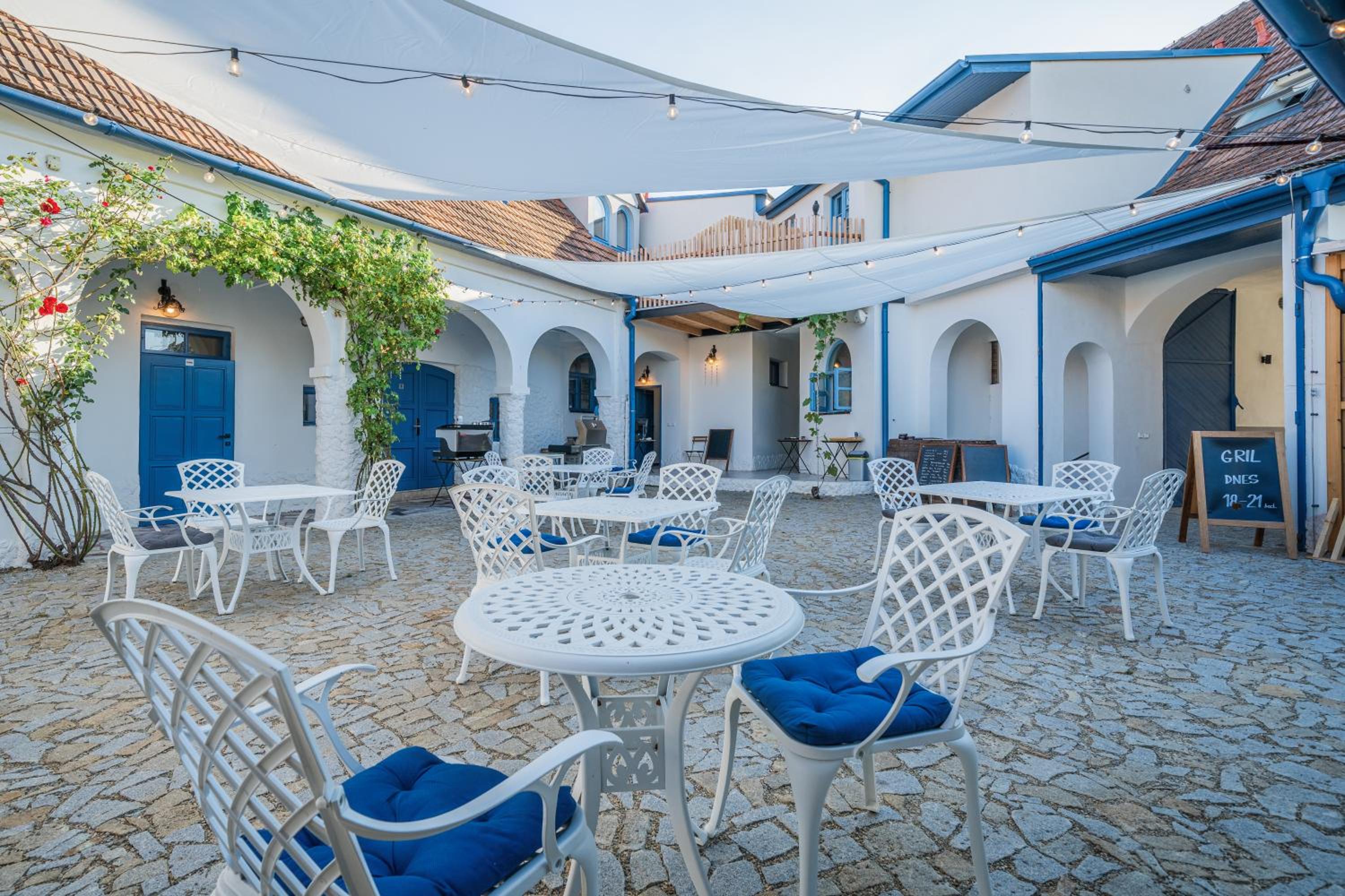 Naturální vinařství DVOREK - Penzion, Bistro & Wellness
