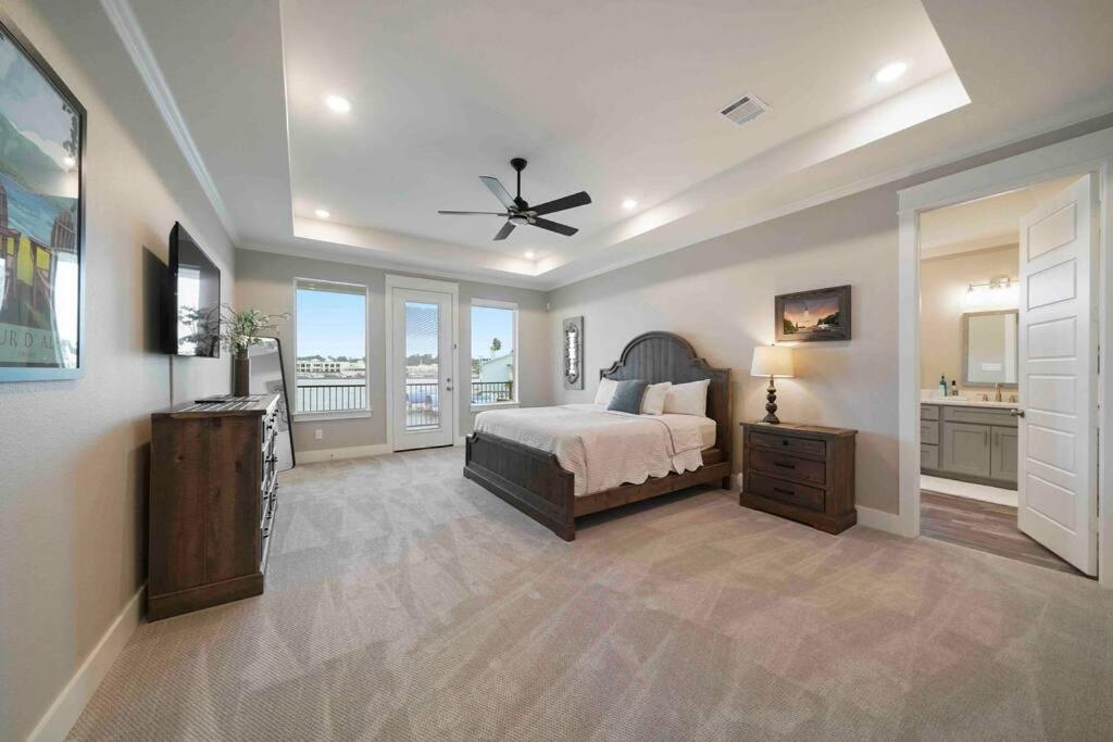 New waterfront family friendly lake house view 4
