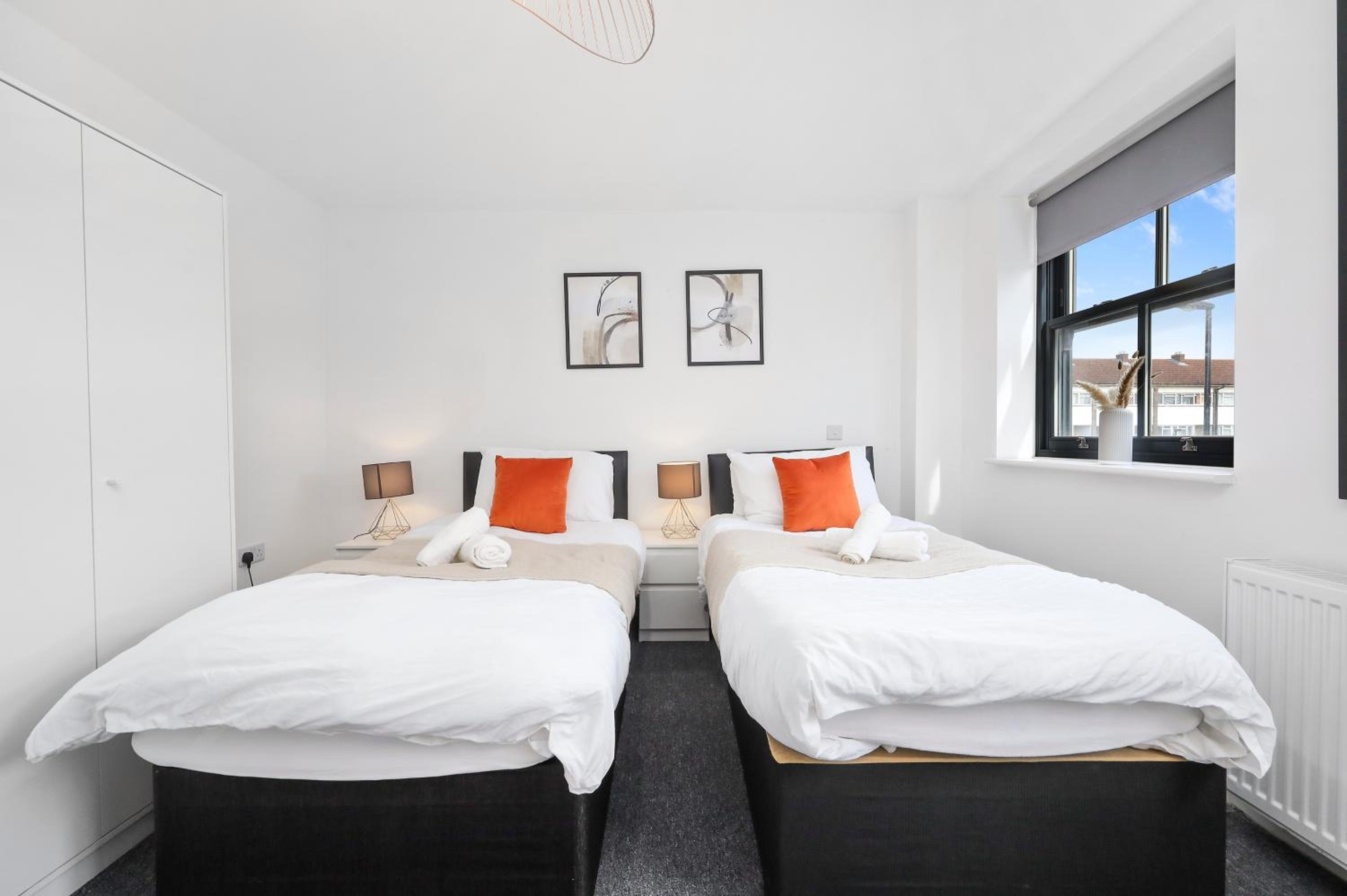 Stylish Large 3-bed Apartment, Quick Access to London Sights, Free Parking