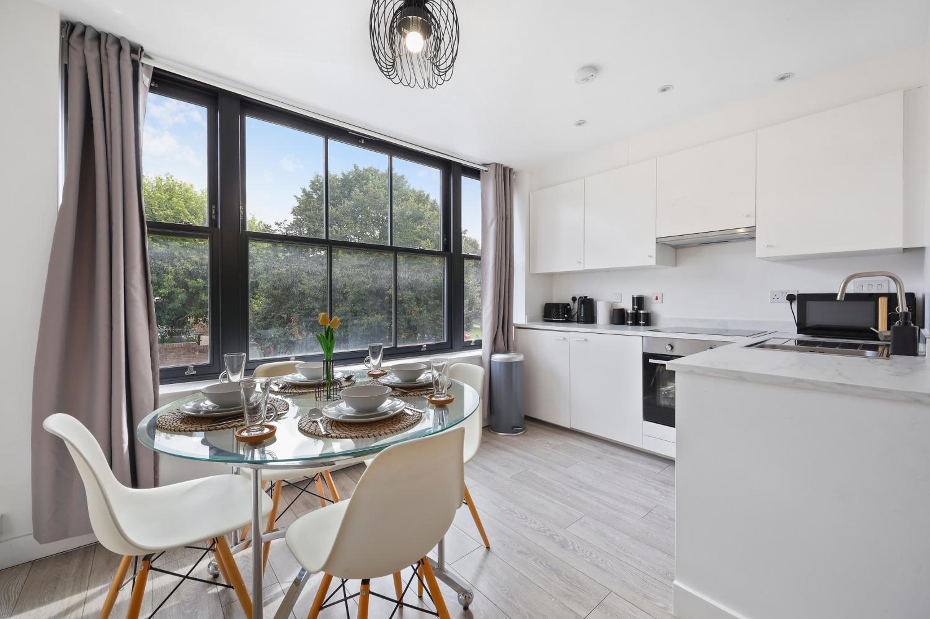 Stylish Large 3-bed Apartment, Quick Access to London Sights, Free Parking