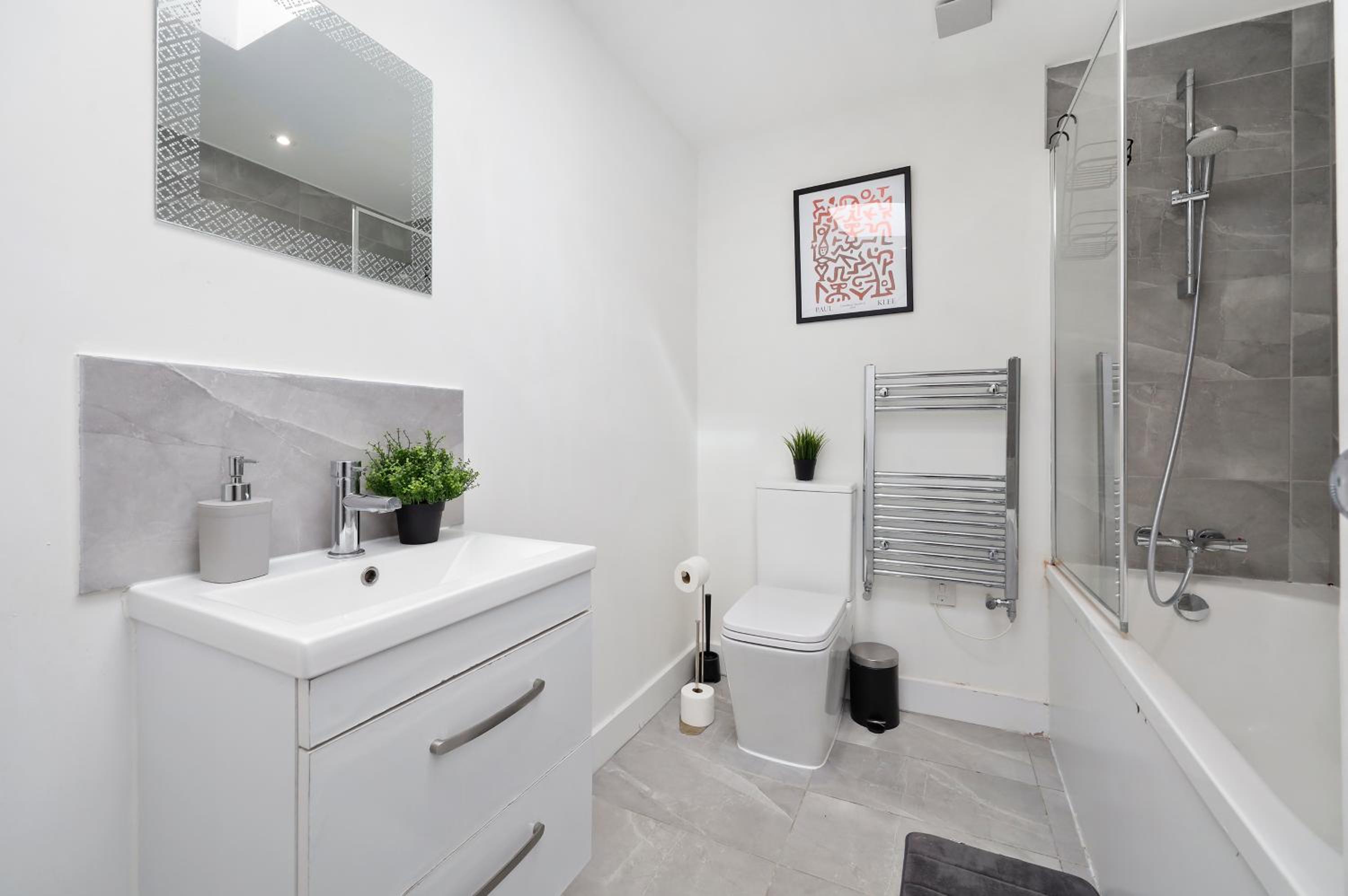 Stylish Large 3-bed Apartment, Quick Access to London Sights, Free Parking