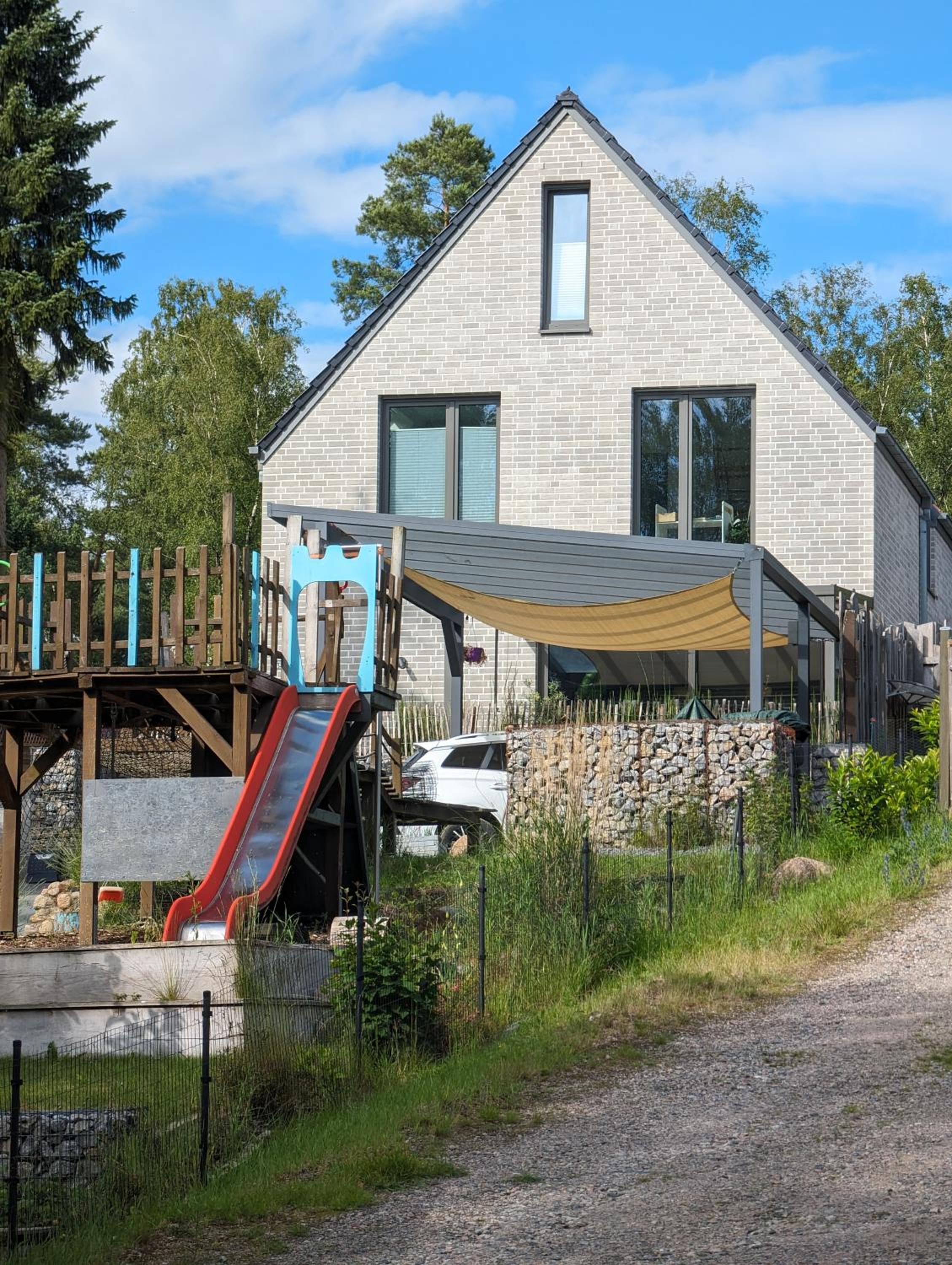 Architektenhaus mit Spielplatz, Sauna & Pool am Wald nahe Hamburg