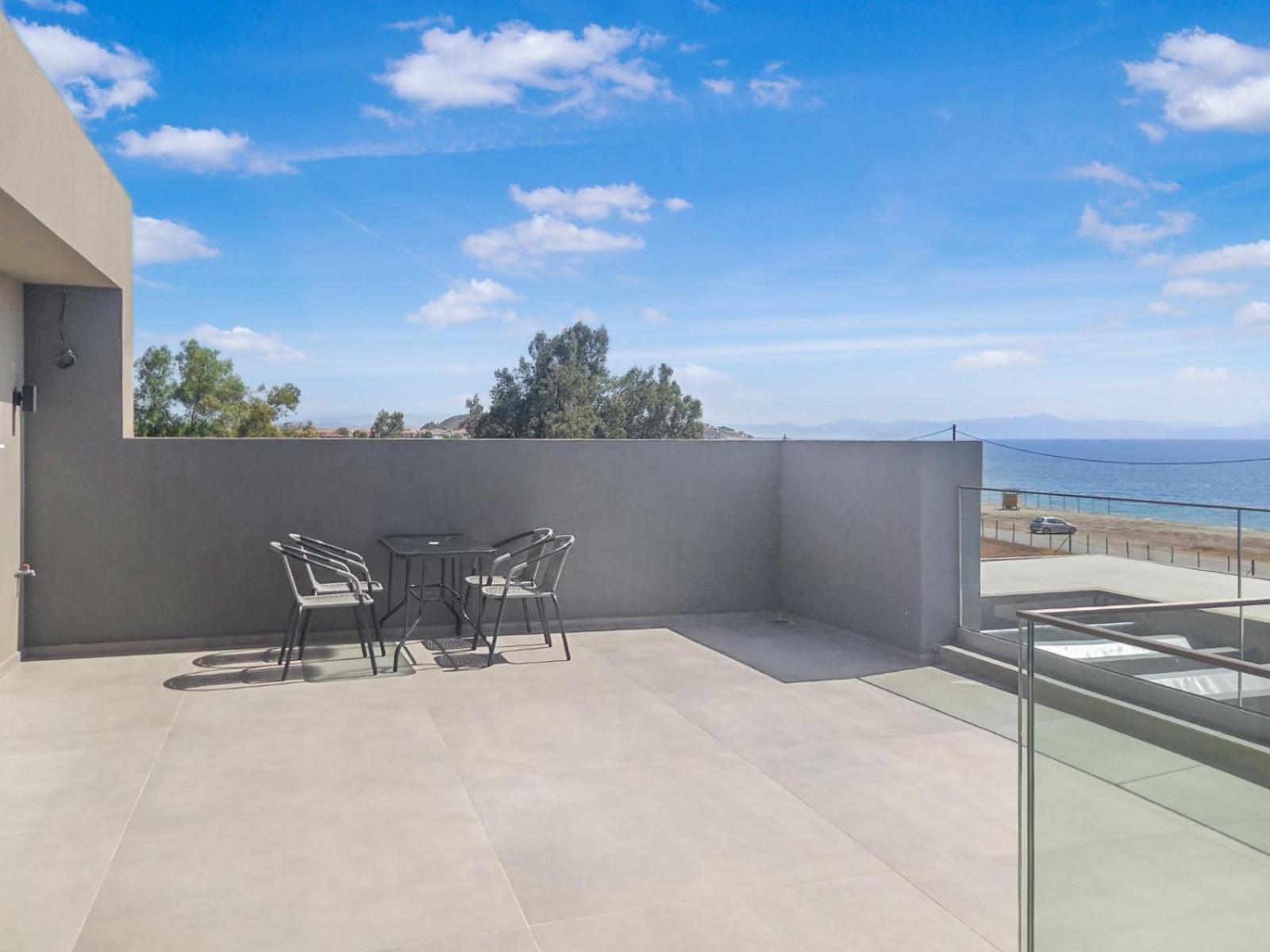 Sun and Sea Apartment - Beachfront, 2 Bedrooms with Sea View & Garden