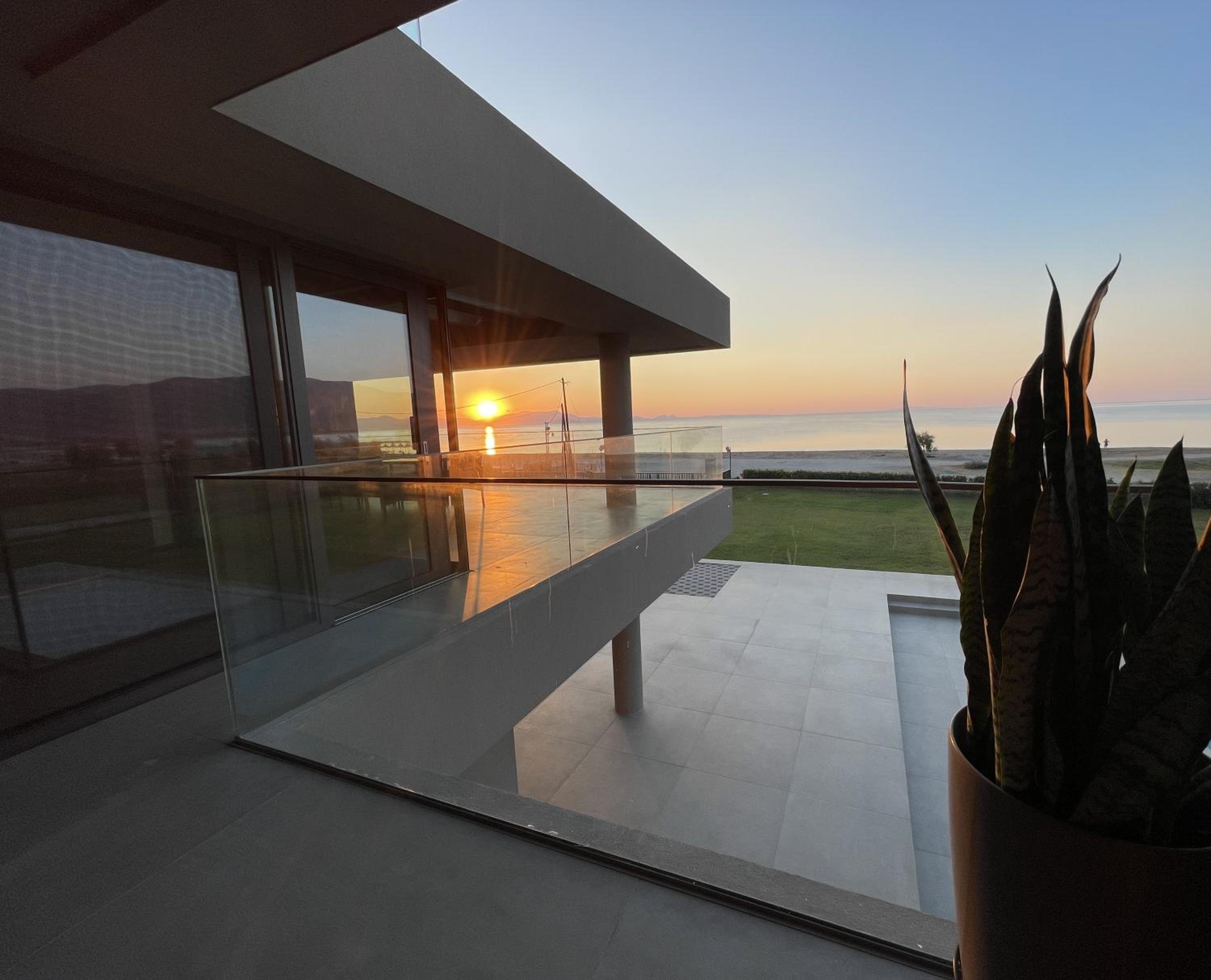 Sun and Sea Apartment - Beachfront, 2 Bedrooms with Sea View & Garden